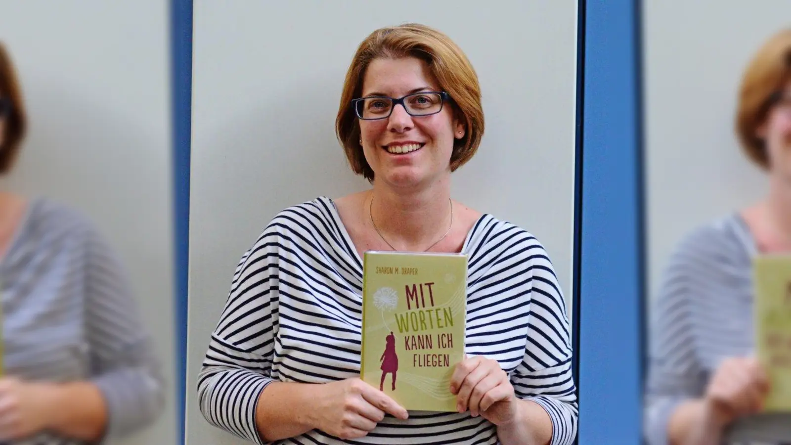 Katrin Schmidt (Buchhandlung LeseZeichen, Germering) packt vielleicht auch dieses Buch in Geschenkpapier. (Foto: Schmidt)