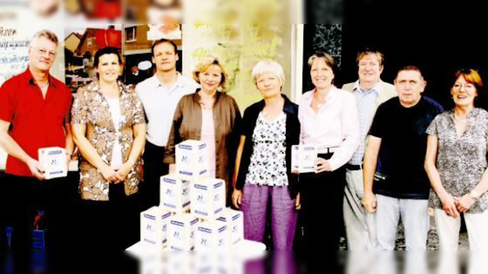 Johanna Salzhuber, Kathrin Koop und Inge Girard vom Bezirksausschuss übergaben den Geschäftsleuten der »Aktionsgemeinschaft Moosacher Gewerbetreibende« die Spendenbüchsen. 	 (Foto: Photo-Lehrer)