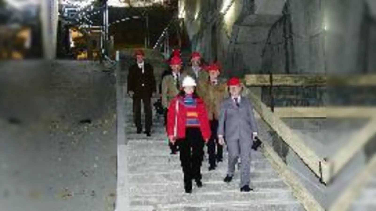Bürgermeister Manfred Solbrig (2. v. re.) hat sich zum Richtfest des Schererhauses den U-Bahnhof angeschaut.	               (Fotos: cr)