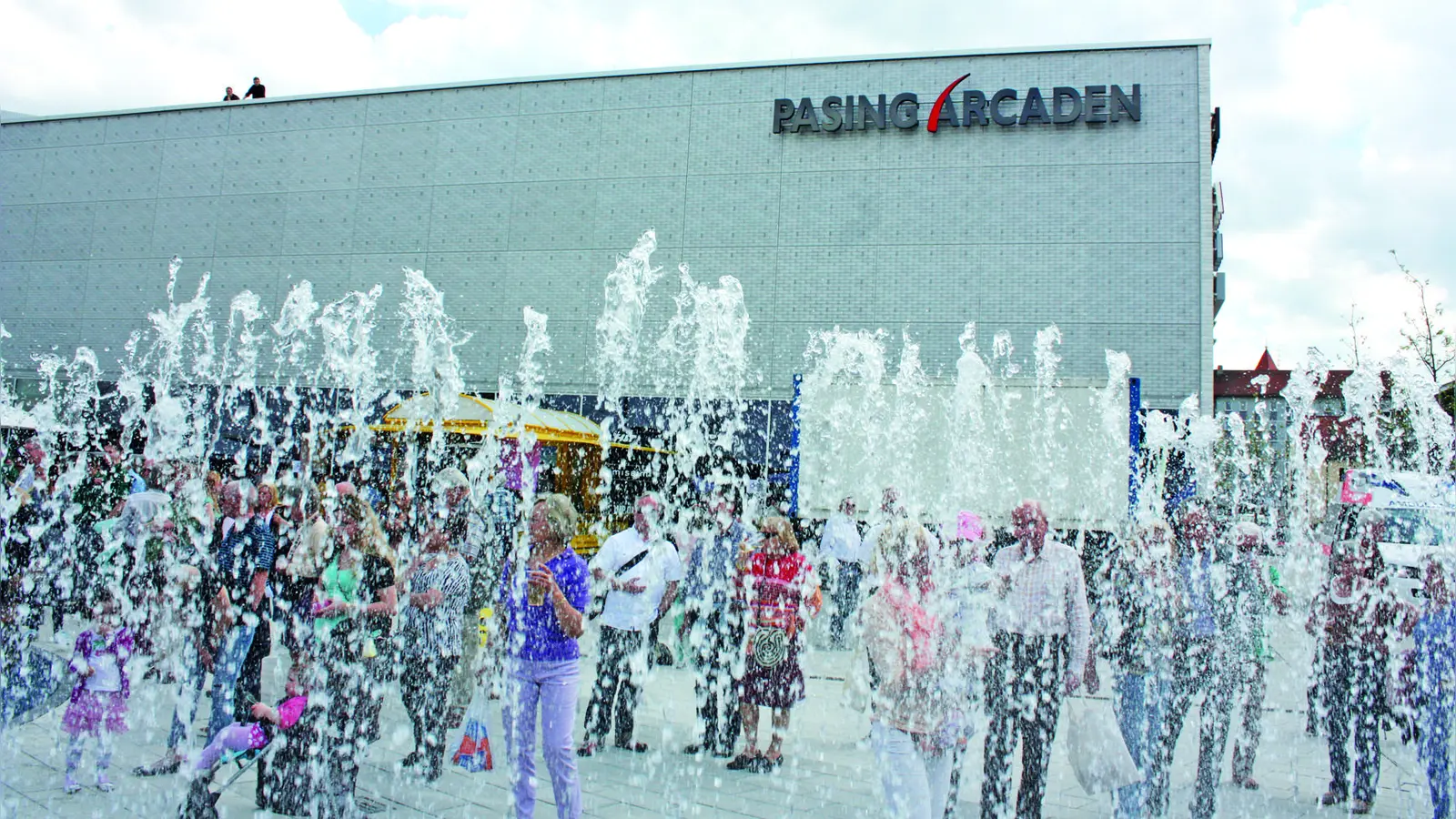 Feiner Wassernebel sorgt z. B. am Brunnen vor den Pasing Arcaden für Abkühlung. Für den 9. Stadtbezirk sollen nun „Sommerspritzer“ geprüft werden. (Archivbild: FE)