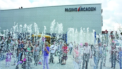 Feiner Wassernebel sorgt z. B. am Brunnen vor den Pasing Arcaden für Abkühlung. Für den 9. Stadtbezirk sollen nun „Sommerspritzer“ geprüft werden. (Archivbild: FE)