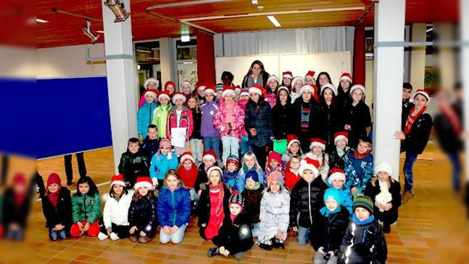 Mit Nikolausmützen präsentierten sich die Grundschüler. Ihrer Einladung zur Adventsfeier waren viele Neufahrner gefolgt.	 (Foto: VA)
