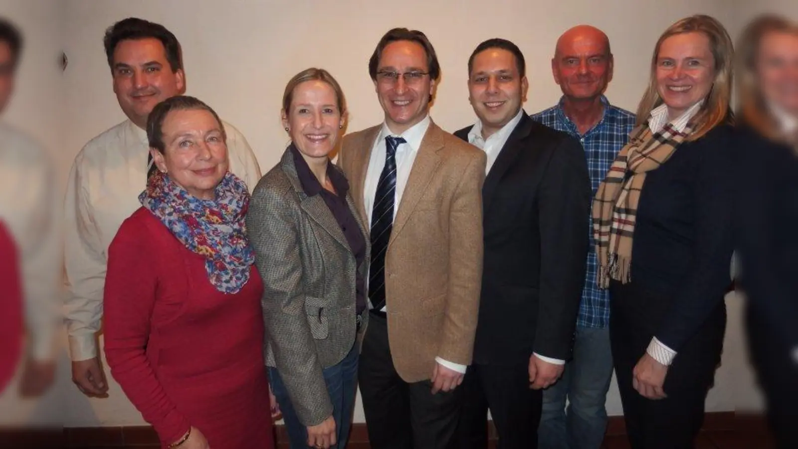 Die CSU-Kandidaten für den Sendlinger Bezirksausschuss entsprechend ihrem Listenplatz (1 bis 7 von links): Michael Kaiser, Heidemarie Simon, Dr. Manuela Olhausen, Andreas Lorenz, Stilianos Koulaxidis, Roger Wildner und Christina Gloger. (Foto: pi)