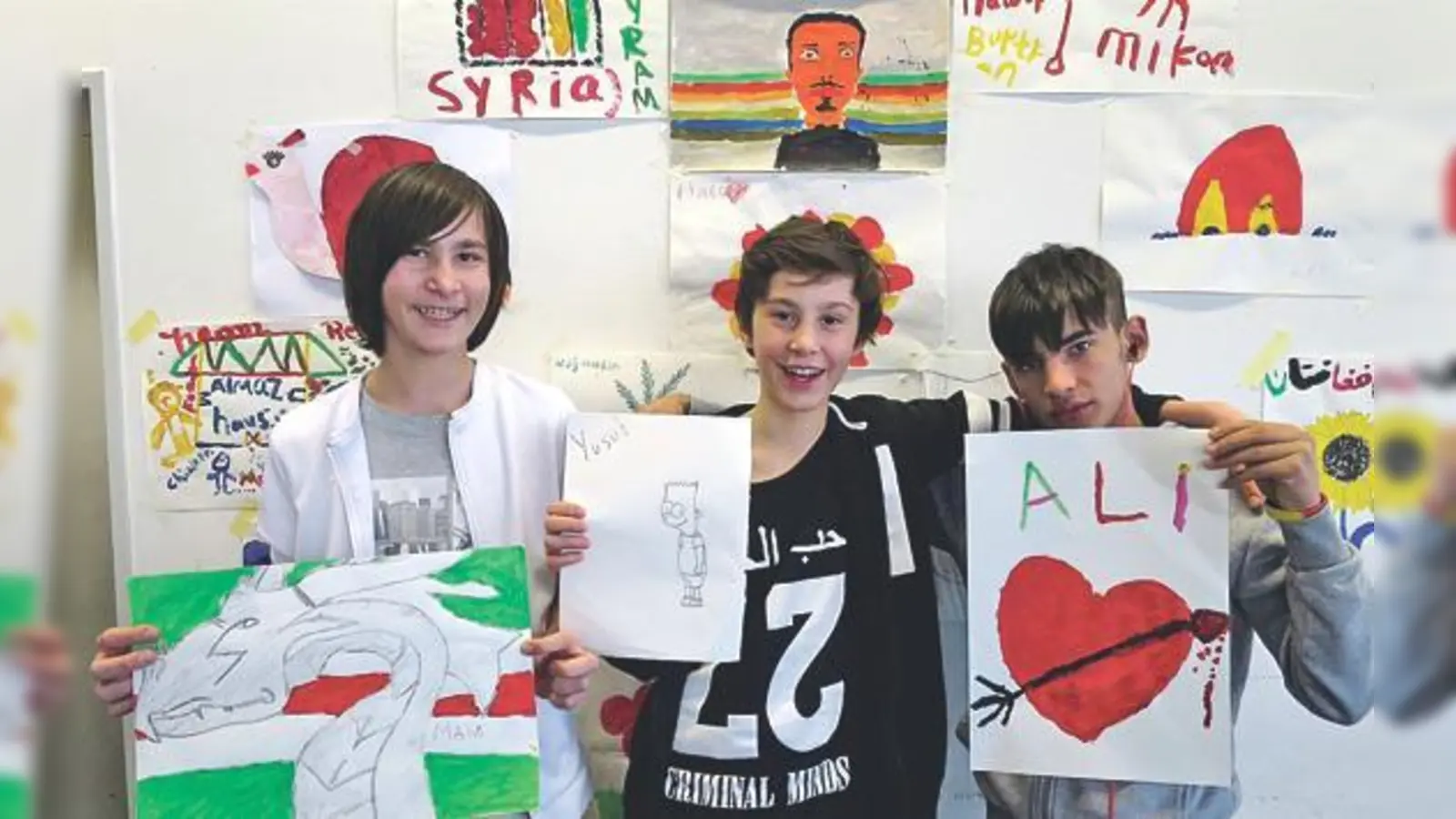 Ein Lächeln auf den Gesichtern der Kinder  mehr wünscht sich Cornelia Groh (re.) gar nicht. Und das erhält sie bei ihren wöchentlichen Malkursen in der Flüchtlingsunterkunft an der Richard-Strauss-Straße von rund 25 Teilnehmern.	 (Foto: privat)