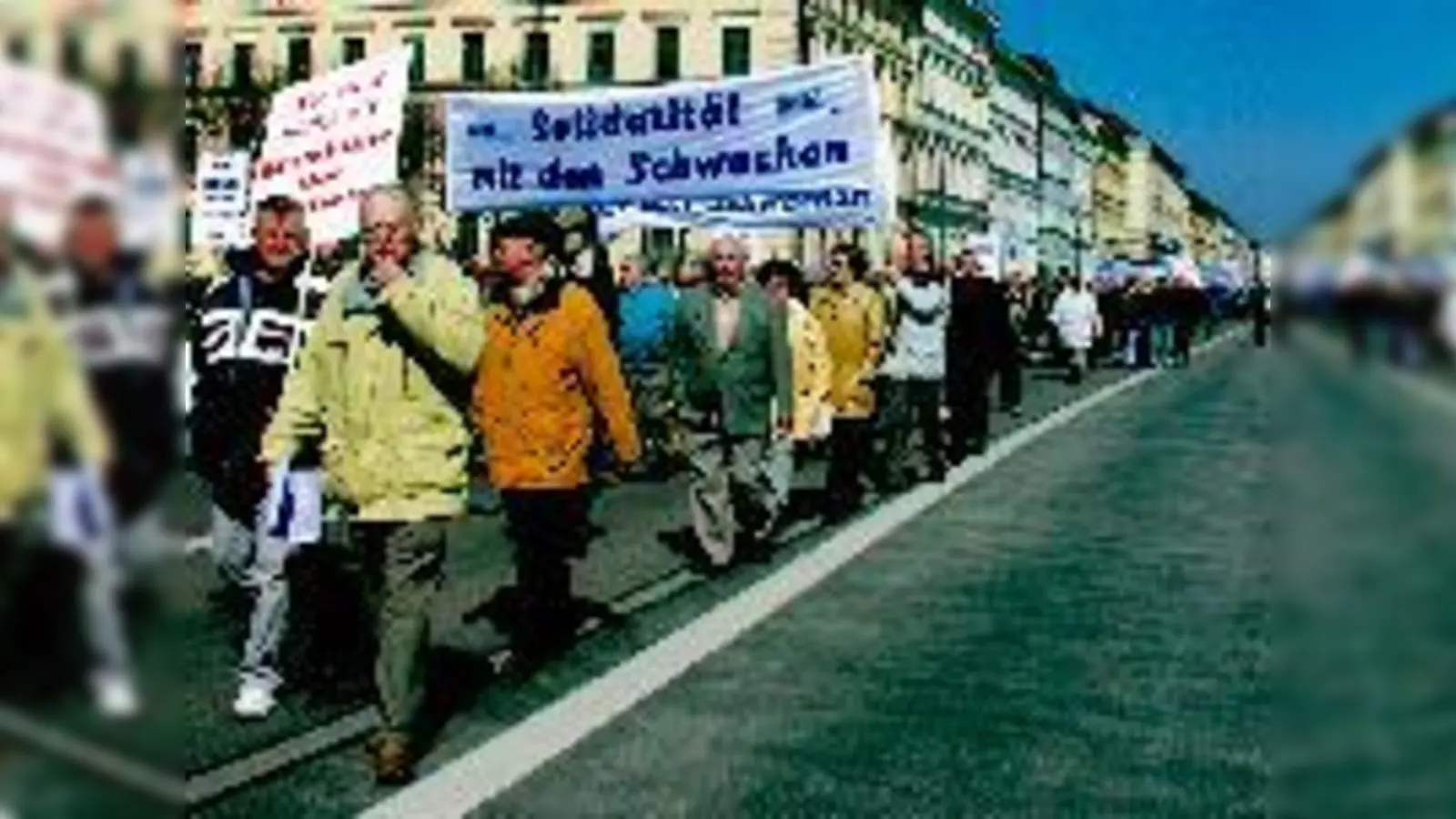 Immer brav an der Markierung, aber deutlich hörbar zogen die Senioren durch Münchens Innenstadt.	 (Foto: Wieser/vdk)