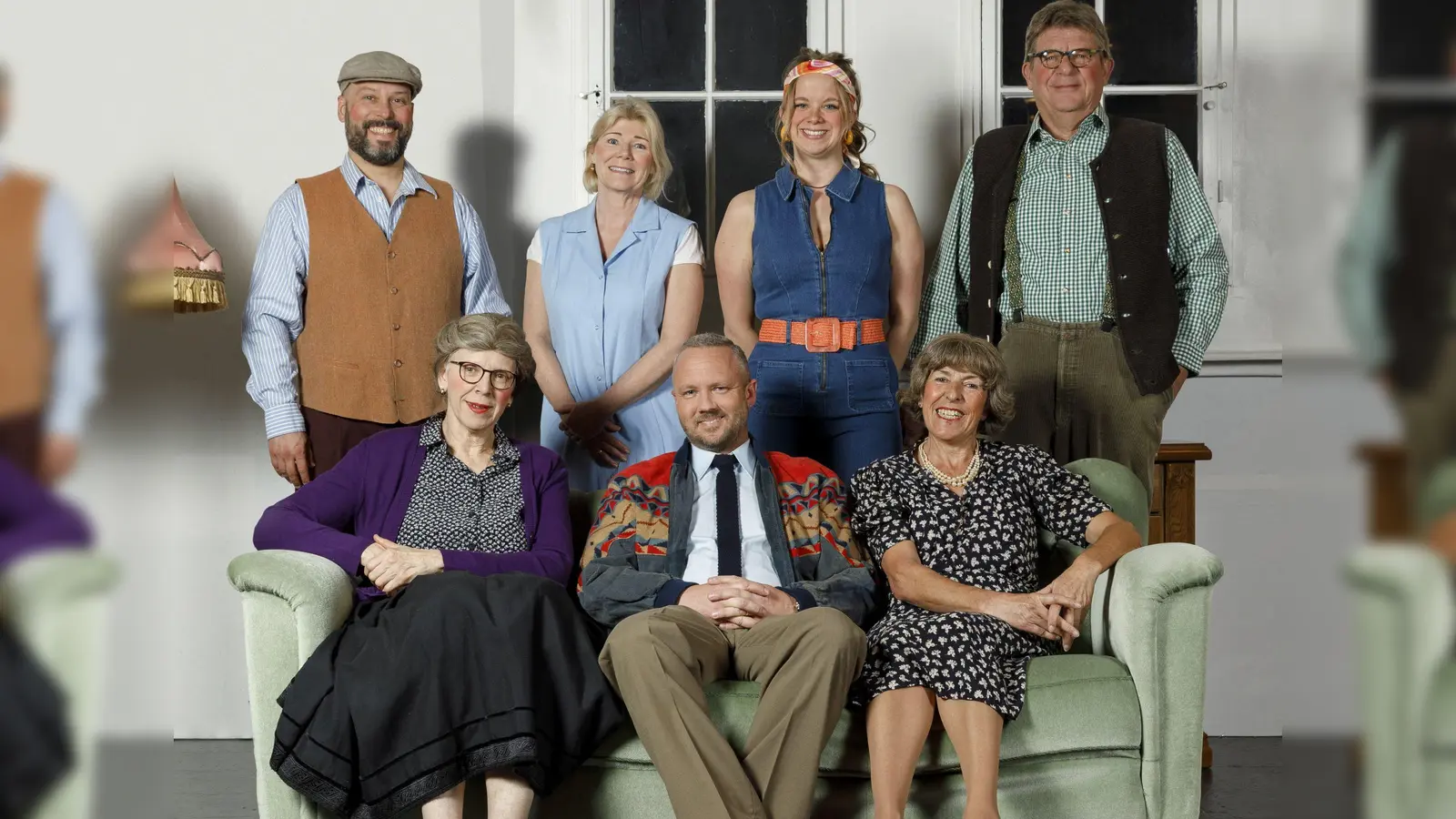 Das Ensemble des Harthauser Dorftheaters spielt das Stück „... und oben wohnen Engel”. (Foto: Maximilian Eiba)