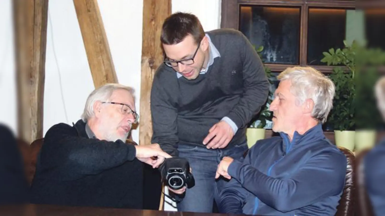 Energieberater Philipp Rinne erklärte wie die Thermografie-Kamera funktioniert.	 (Foto: Gerhard Fiedler)