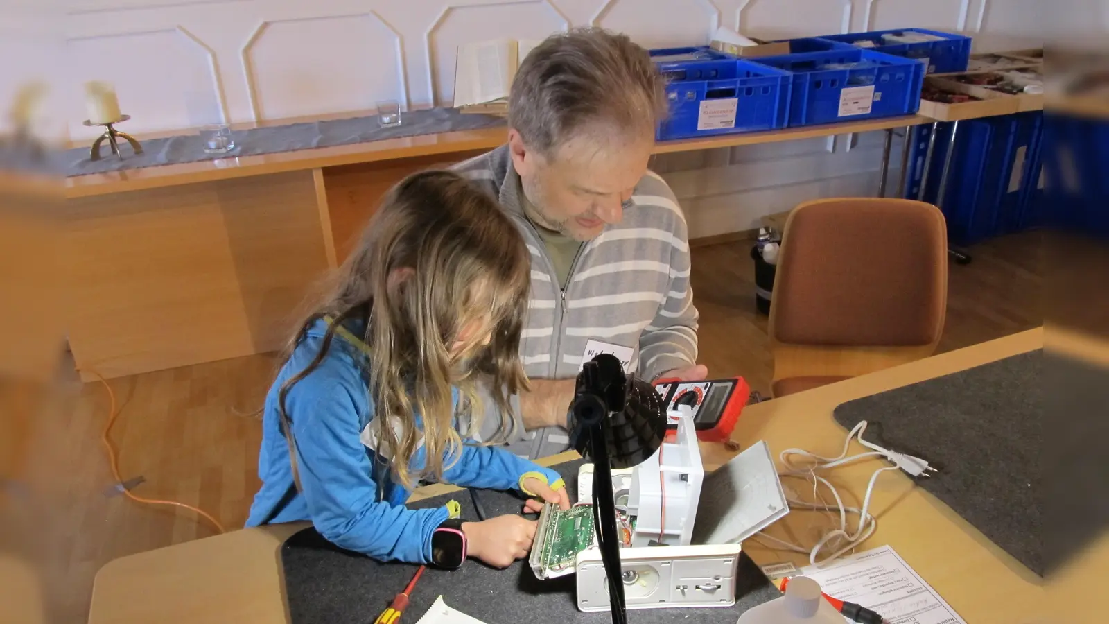Beim RepairCafé werden kaputte Gegenstände kostenlos repariert. Die Gemeinschaft steht dabei im Mittelpunkt.  (Foto: FeG Germering)