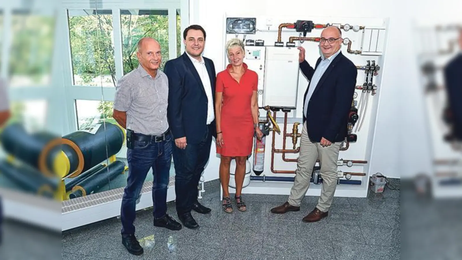 Freuen sich auf viele Gäste: Horst Wagner, Leiter Technik, die beiden Kundenberater Florian Landl und Sabine Jäger-Stein, EWG-Geschäftsführer Andreas Lederle (v.l.).	 (Foto: Erdwärme)