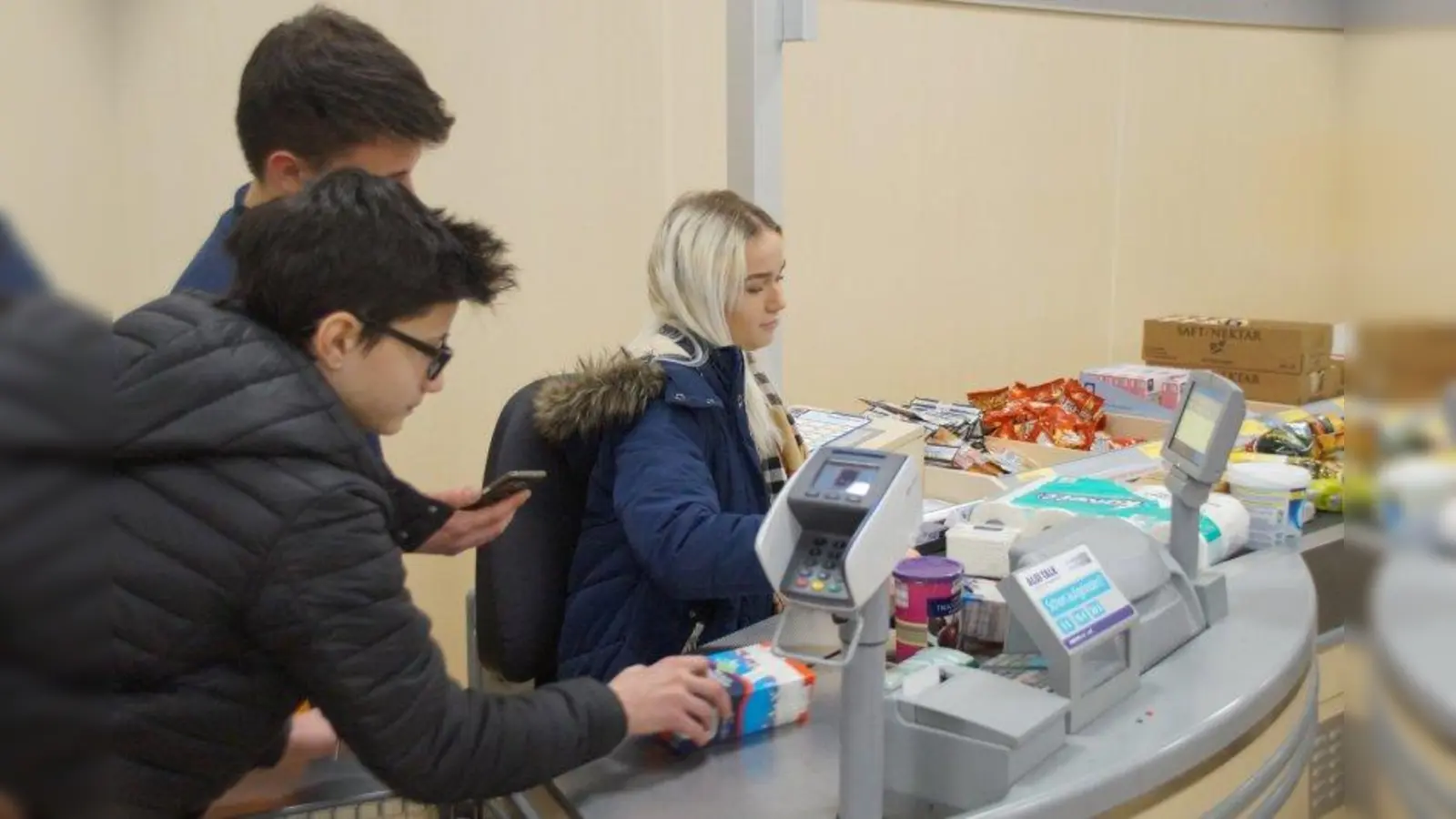 Schüler der achten Klasse der Germeringer Kerschensteiner Schule probieren sich auf dem „Praxis- und Infotag” bei ALDI SÜD unter anderem im „Wettkassieren”. (Foto: iab)