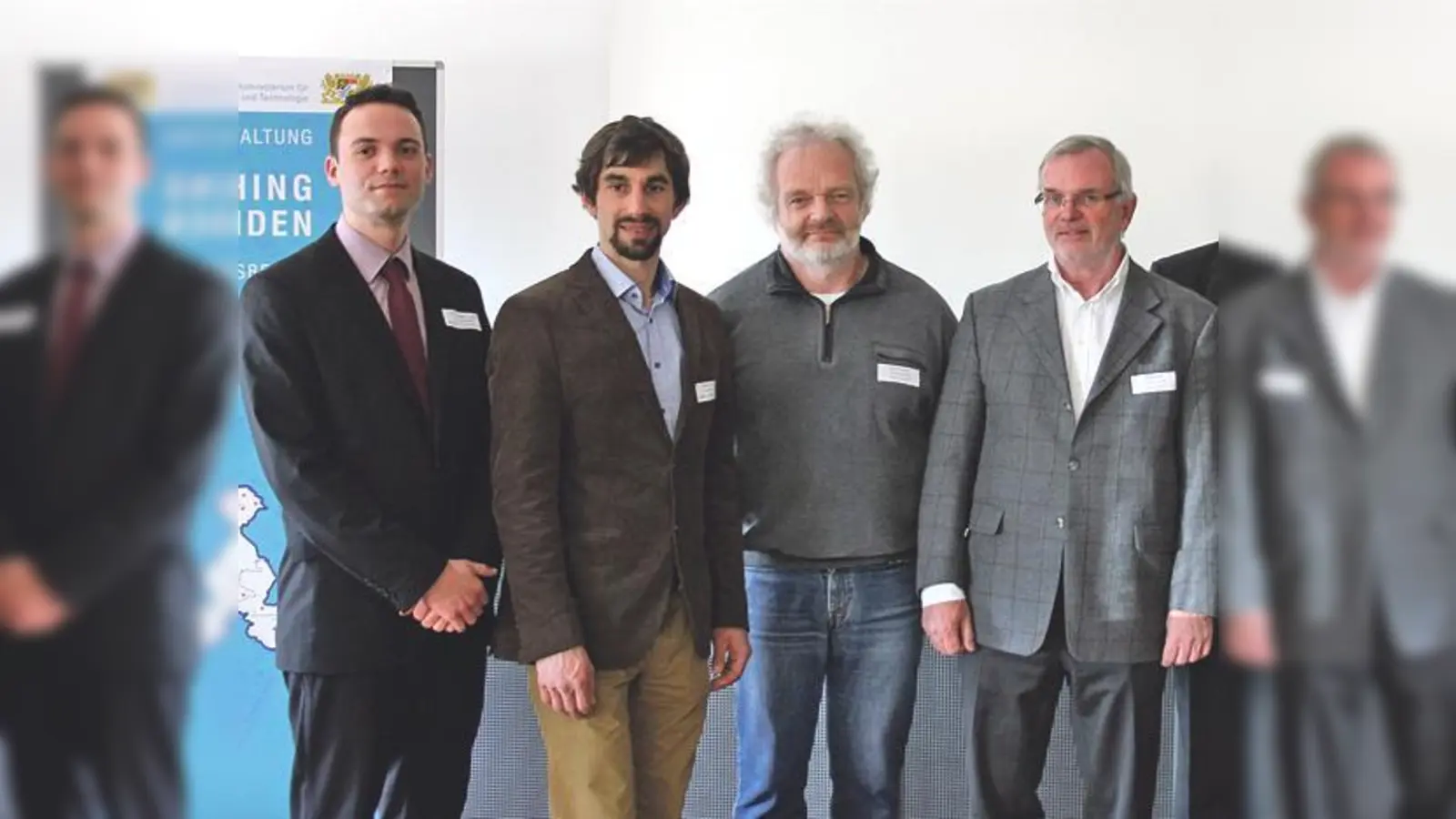 Von rechts: Walter Strobel und Christian Schierlitz vom Bauamt Taufkirchen mit den Energiecoaches Martin Veh und Sebastian Wiggenhauser.	 (Foto: bs)