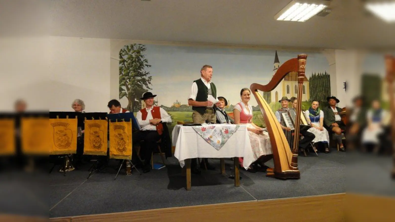 Sepp Bernlochner führte gekonnt durch den Abend. (Foto: Volksmusikfreunde Geisenbrunn)