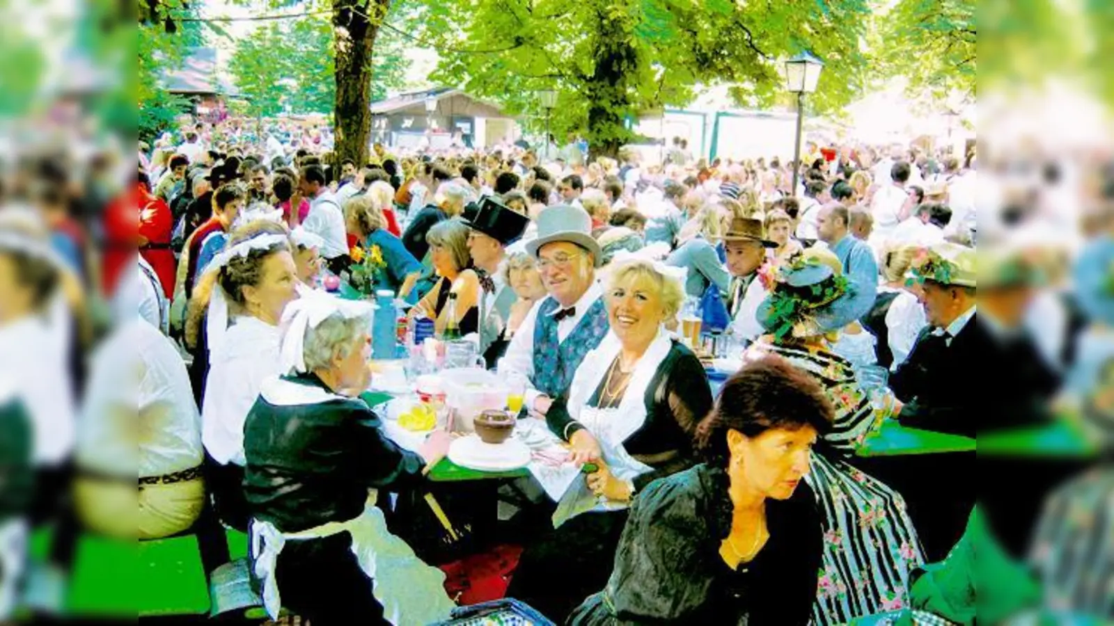 Historische Dienstboten-Kluft sorgt für die richtige Kocherlball-Stimmung.	 (Foto: VA)