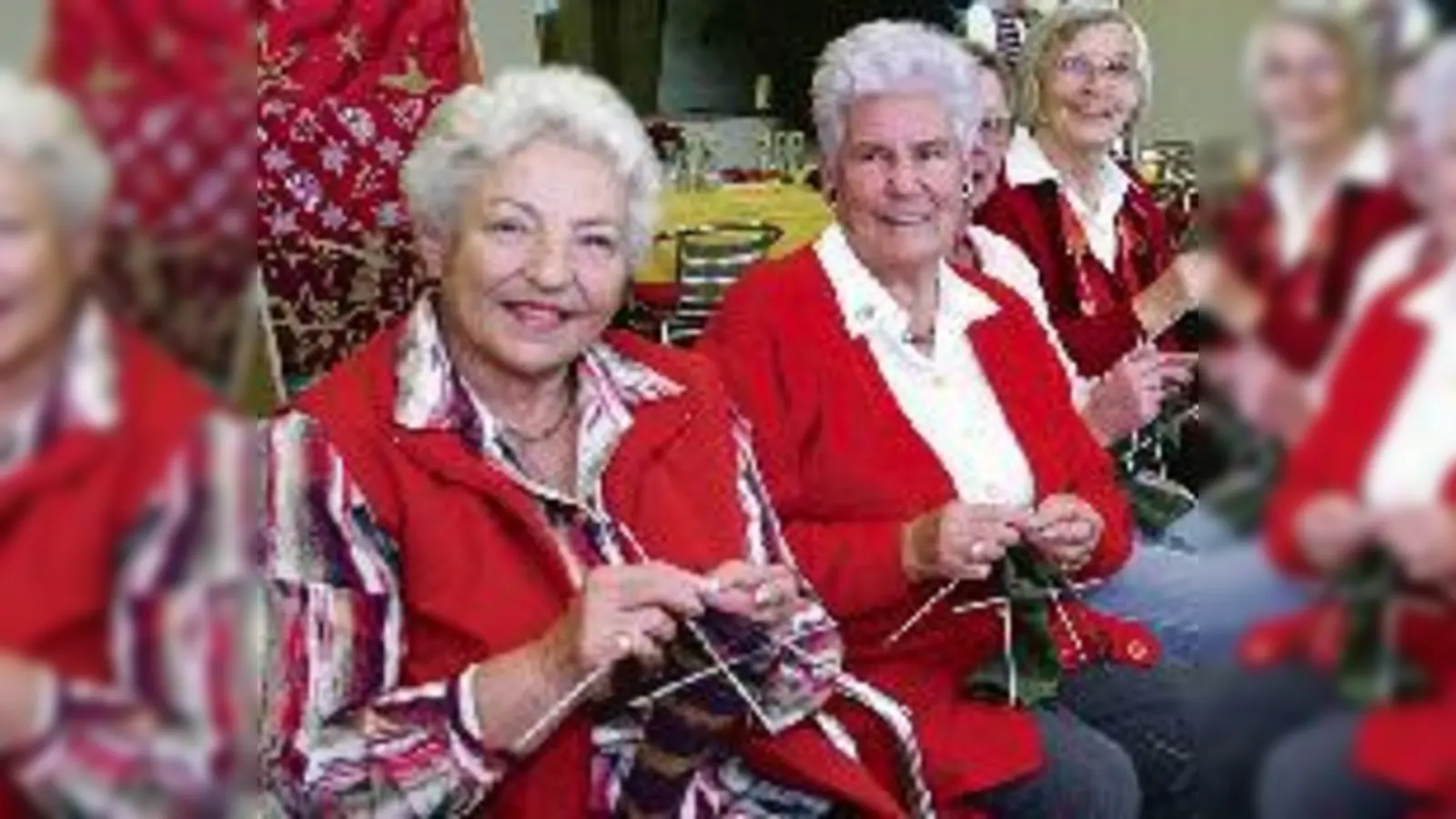 Bloß nicht die Stricknadeln aus der Hand legen: Ingeborg Seifert (links) und ihre engagierte »Strickrunde vom Hasenbergl«.	 (Foto: ko)