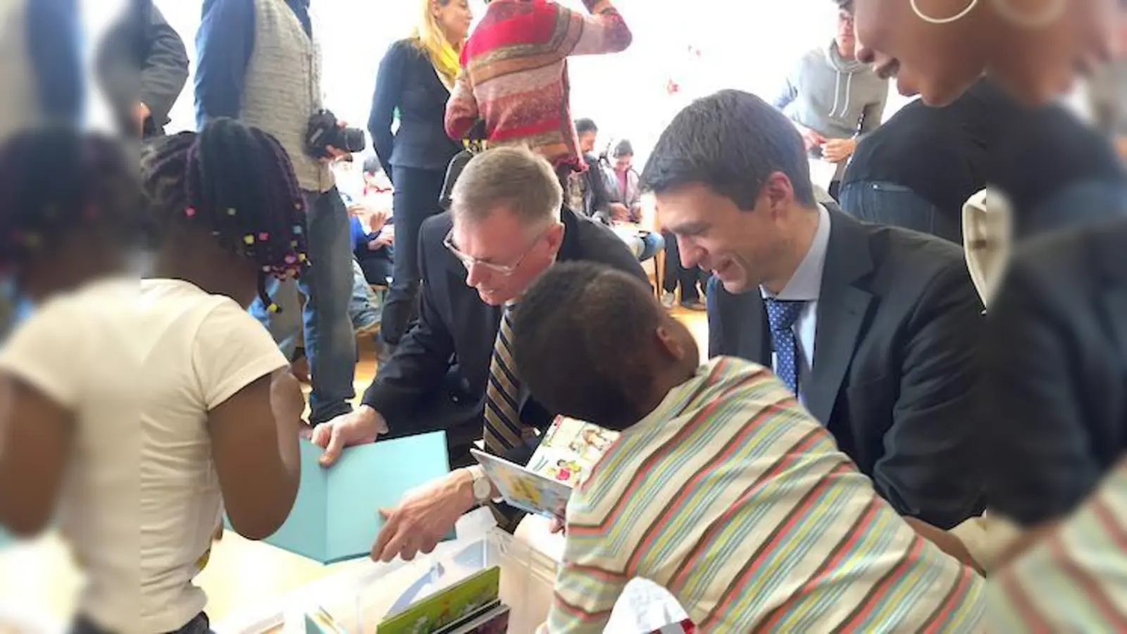 Johannes Singhammer (Mitte) und Stefan Müller beteiligten sich direkt aktiv am Lesen und Vorlesen.    (Foto: Büro Singhammer)