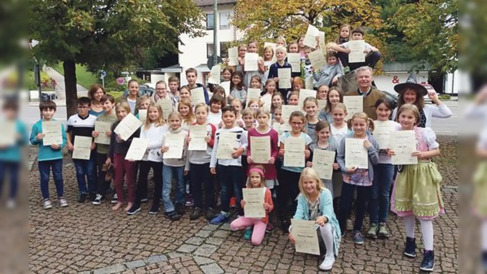 Bei der Abschlussfeier des SommerLeseClubs wurden die 90 Teilnehmer mit Urkunden und einem tollen Fest geehrt. Bürgermeister Jan Neusiedl gratulierte herzlich.	 (Foto: VA)