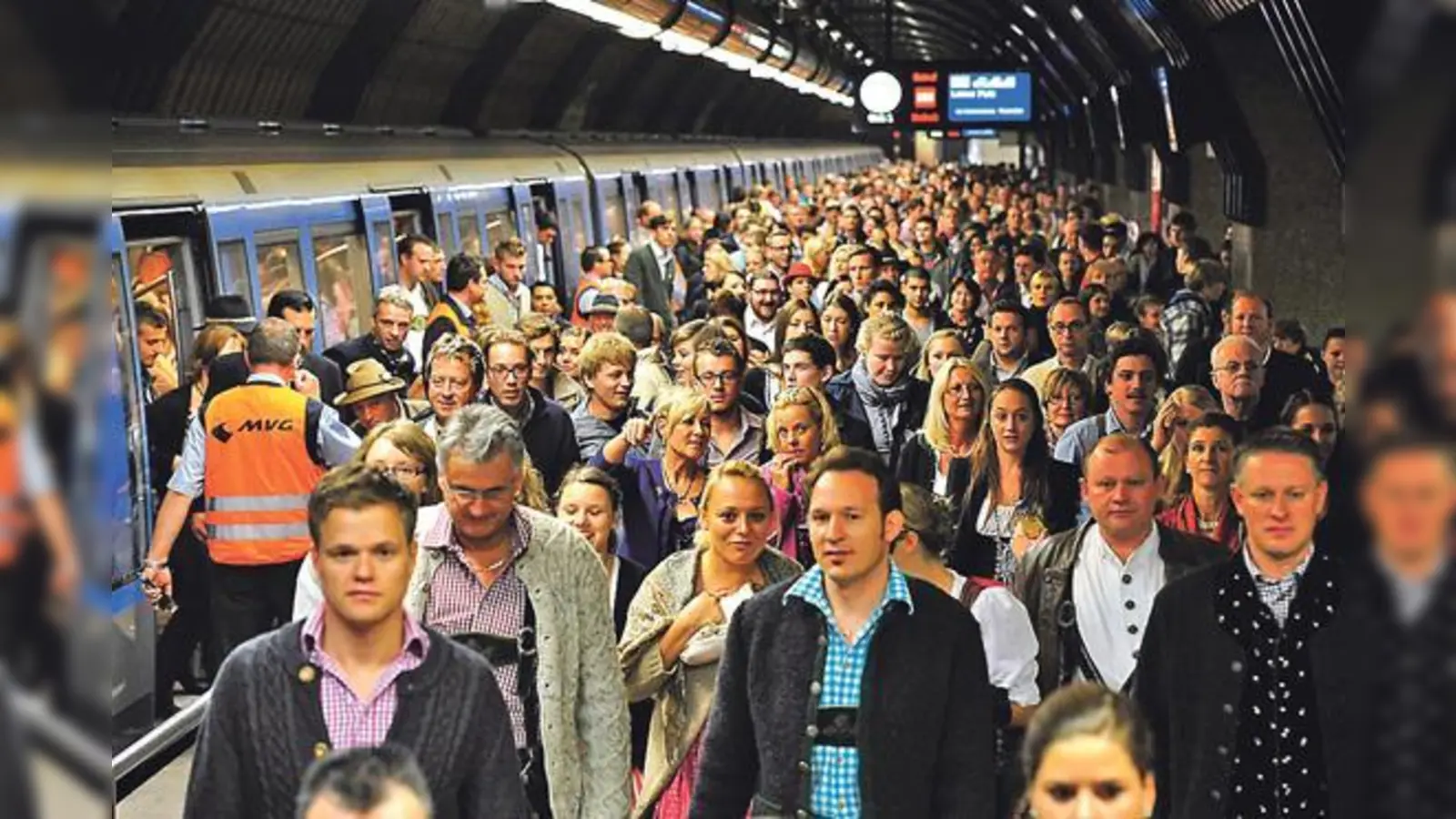 U-Bahn, Bus und Tram in München haben 2016 so viele Fahrgäste transportiert wie nie zuvor. Trotzdem gibt es auch Kritik an der MVG.	 (Foto: SWM/MVG)