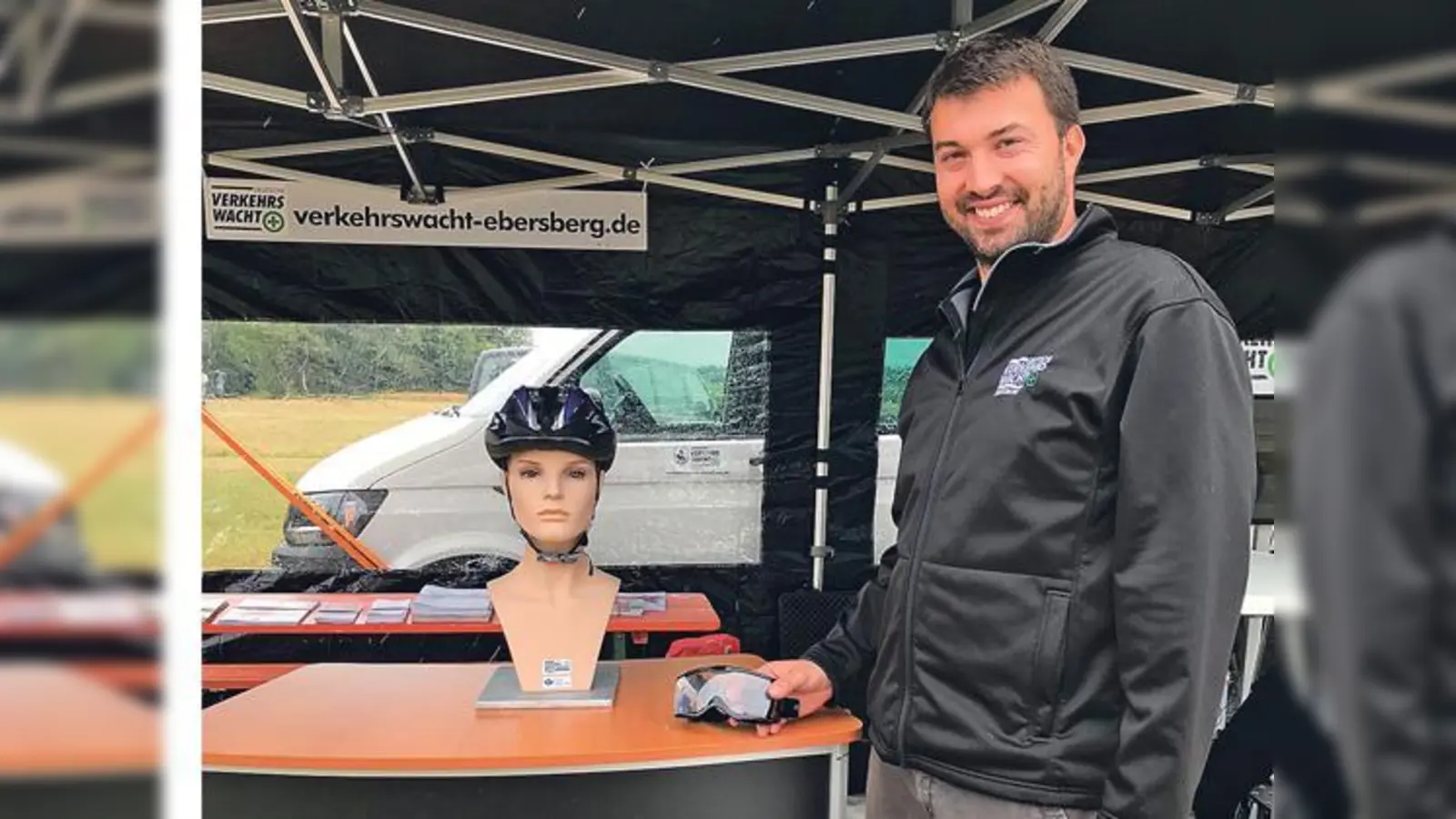 Der Vorsitzende der Kreisverkehrswacht Bernhard Schweida erklärt die Wirkungsweise der Promille-Brille. 	 (Foto: hw)