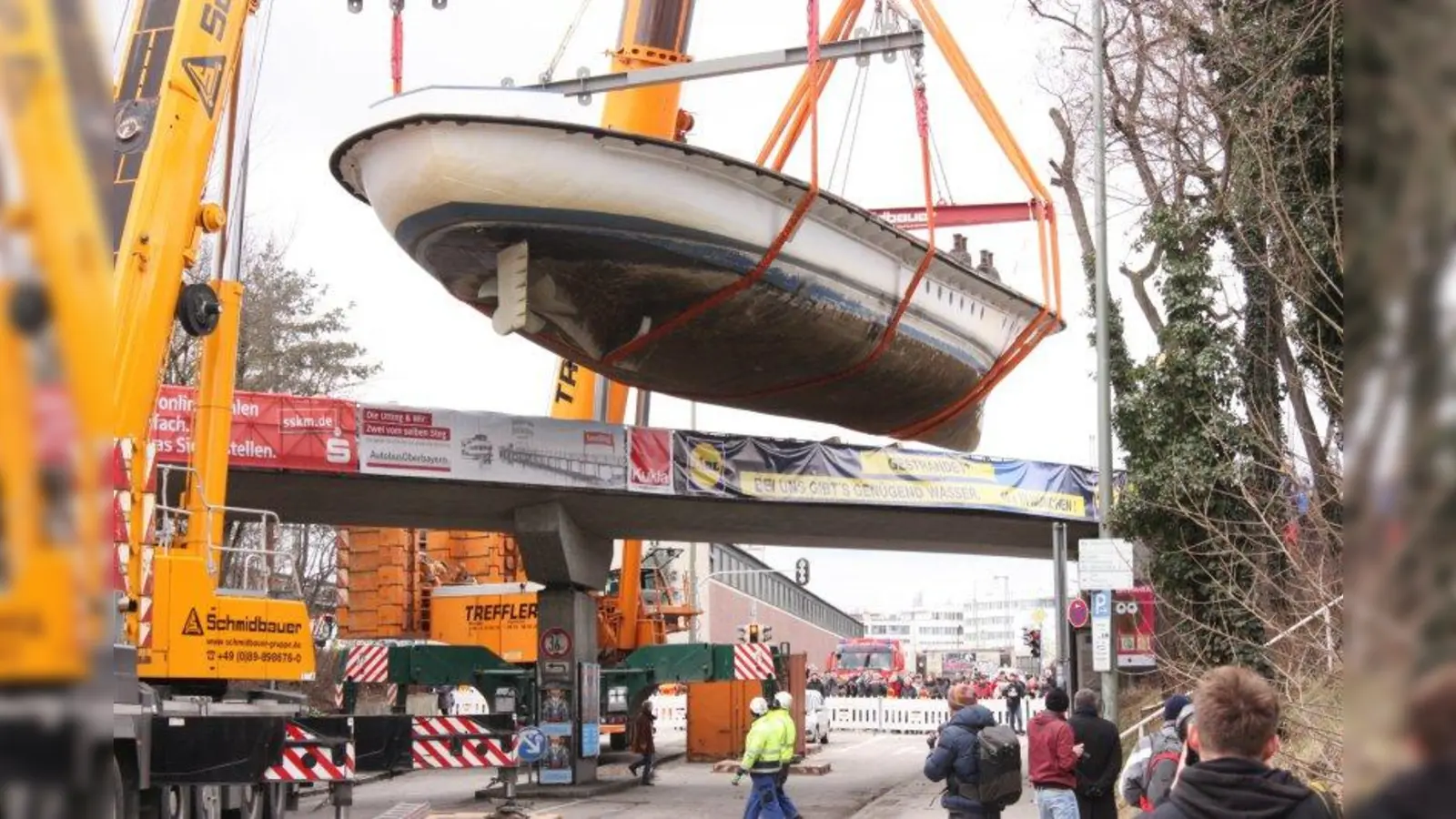 2017 wurde die Utting - zunächst der Rumpf - auf die alte Eisenbahnbrücke abgesenkt. (Foto: job)