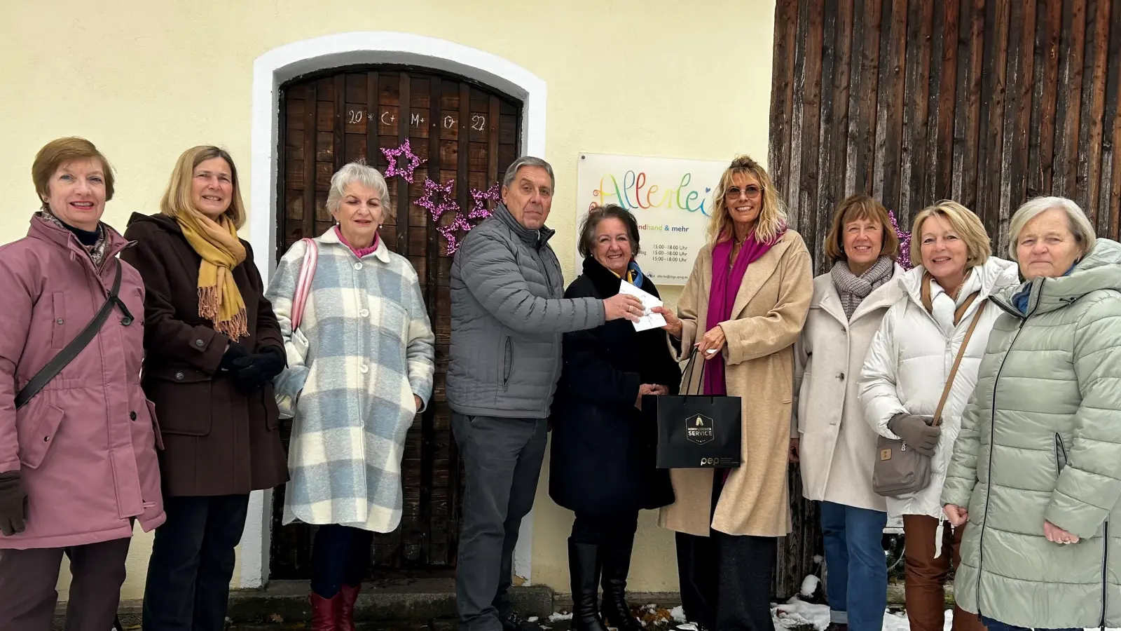 Das Allerlei-Team bei der Spendenübergabe (v..) Elke Kandlbinder, Ursula Colli, Elke Hilger, Alfred Hilger (Tafel Aying), Inge Vodermair (Tafel), Christiane Welz, Edith Dietl, Karin Kaschny, und Angelika Kreil (Foto: Allerlei)