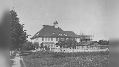 Die Grandlschule mit dem 1930 / 1931 errichteten Erweiterungsbau. (Foto: pi)