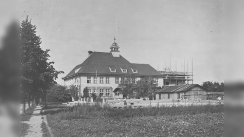 Die Grandlschule mit dem 1930 / 1931 errichteten Erweiterungsbau. (Foto: pi)