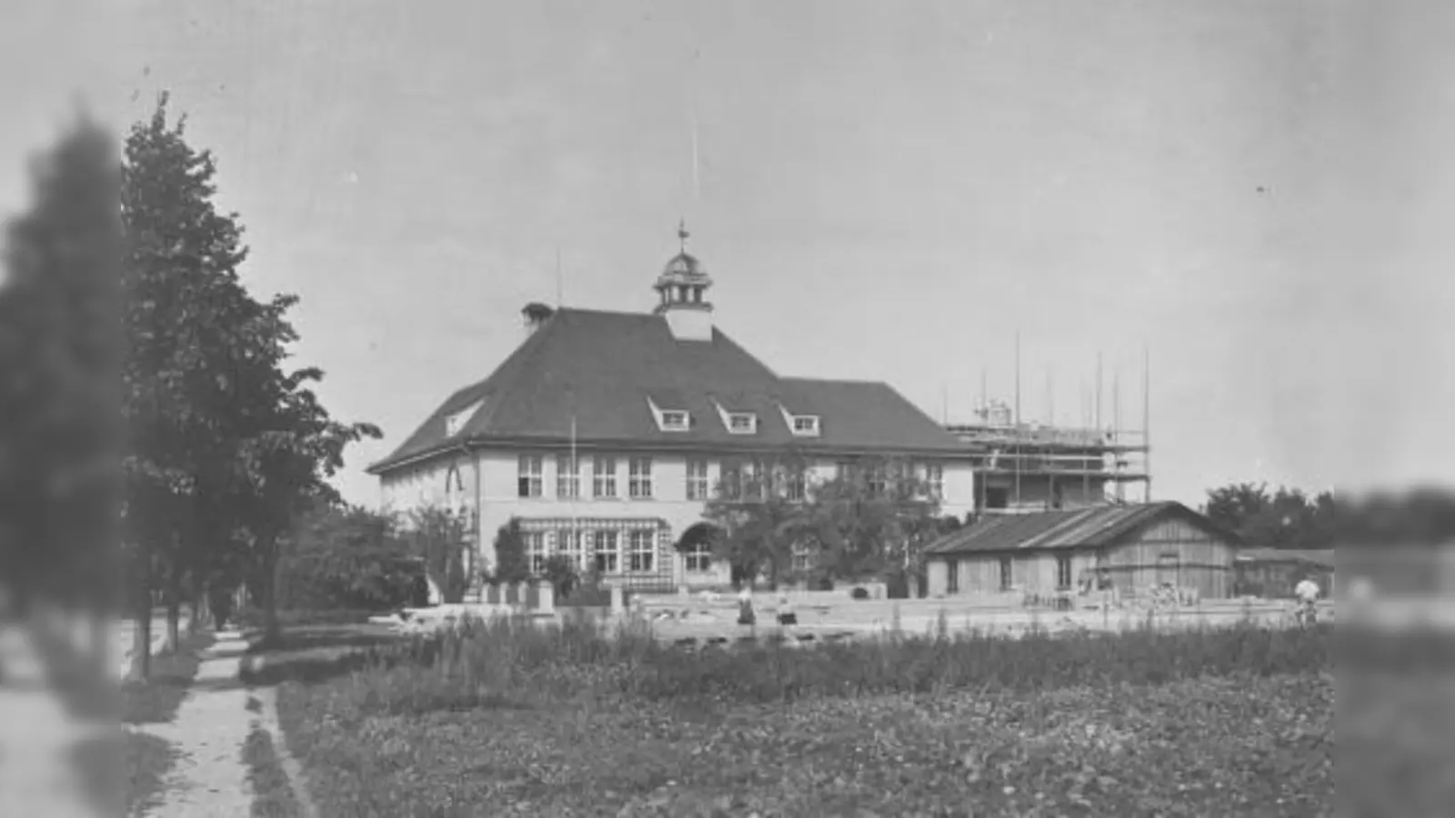 Die Grandlschule mit dem 1930 / 1931 errichteten Erweiterungsbau. (Foto: pi)