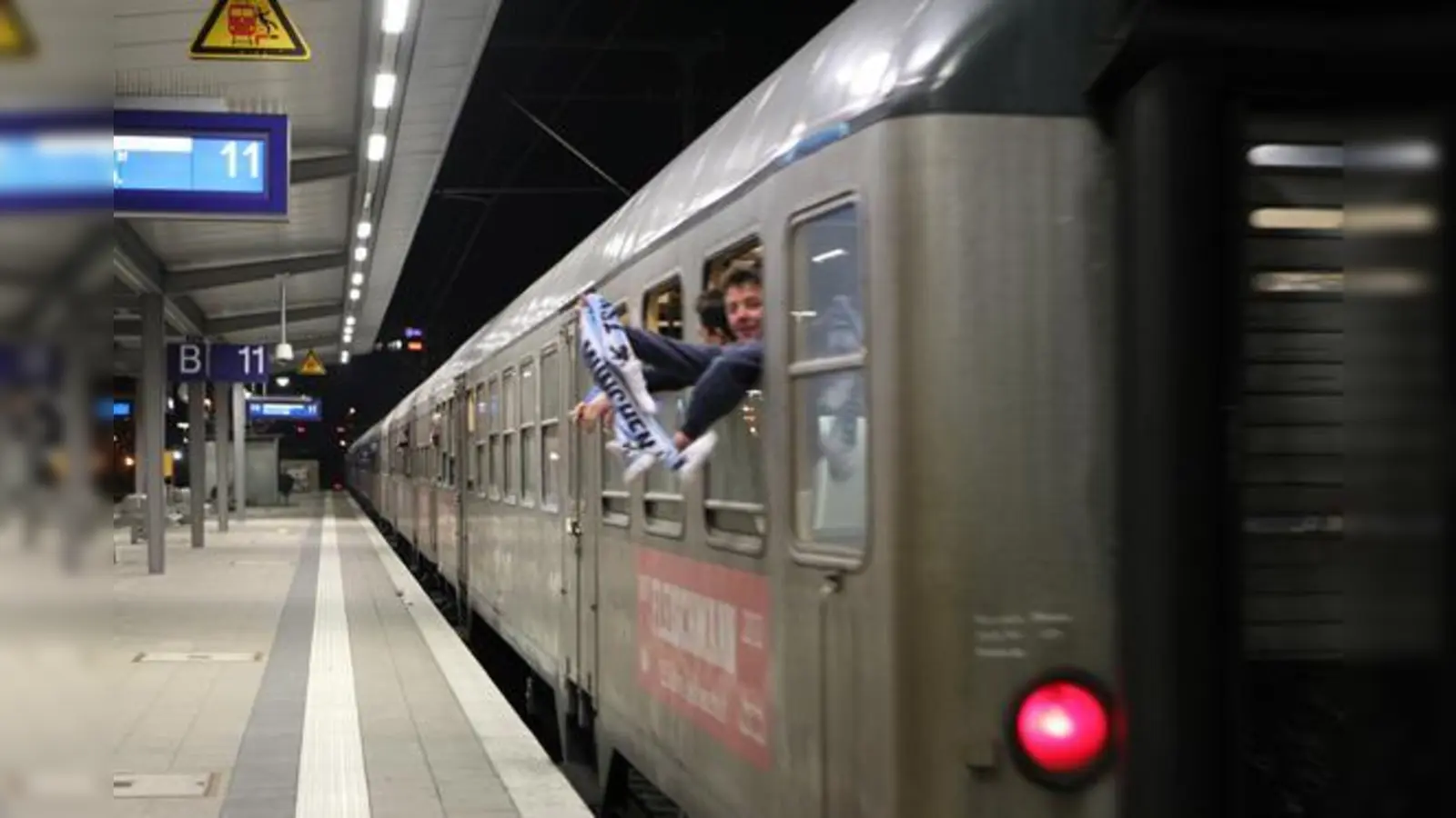 Im Sonderzug nach Bochum: Giesinger Fußballfans.  (Foto: A. Wild)