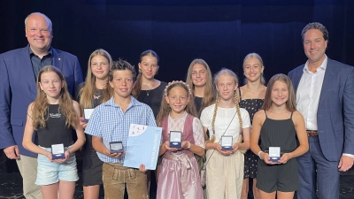 Die Cheerleader vom TSV Haar holten bei den Bayerischen Meisterschaften den 2. Platz. Es gratulieren dazu Landrat Christoph Göbel (l.) und Haars Bürgermeister Andreas Bukowski (r.). (Foto: hw)