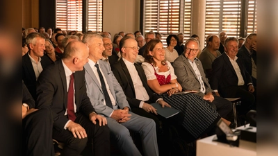 Beim Festakt zum 75. Jubiläum freuten sich auch (v.l.) Diözesan-Caritasdirektor Prof. Dr. Hermann Sollfrank, der stellvertretende Bezirkstagspräsident Michael Asam, Generalvikar des Erzbistums München und Freising Christoph Klingan, Bürgermeisterin Verena Dietl, Michael Auer (Mitglieder der Geschäftsleitung des kmfv) und Prof. Der. Peter Franz Lenninger (Vereinsratsvorsitzender des kmfv). (Foto: Özgün Turgut)