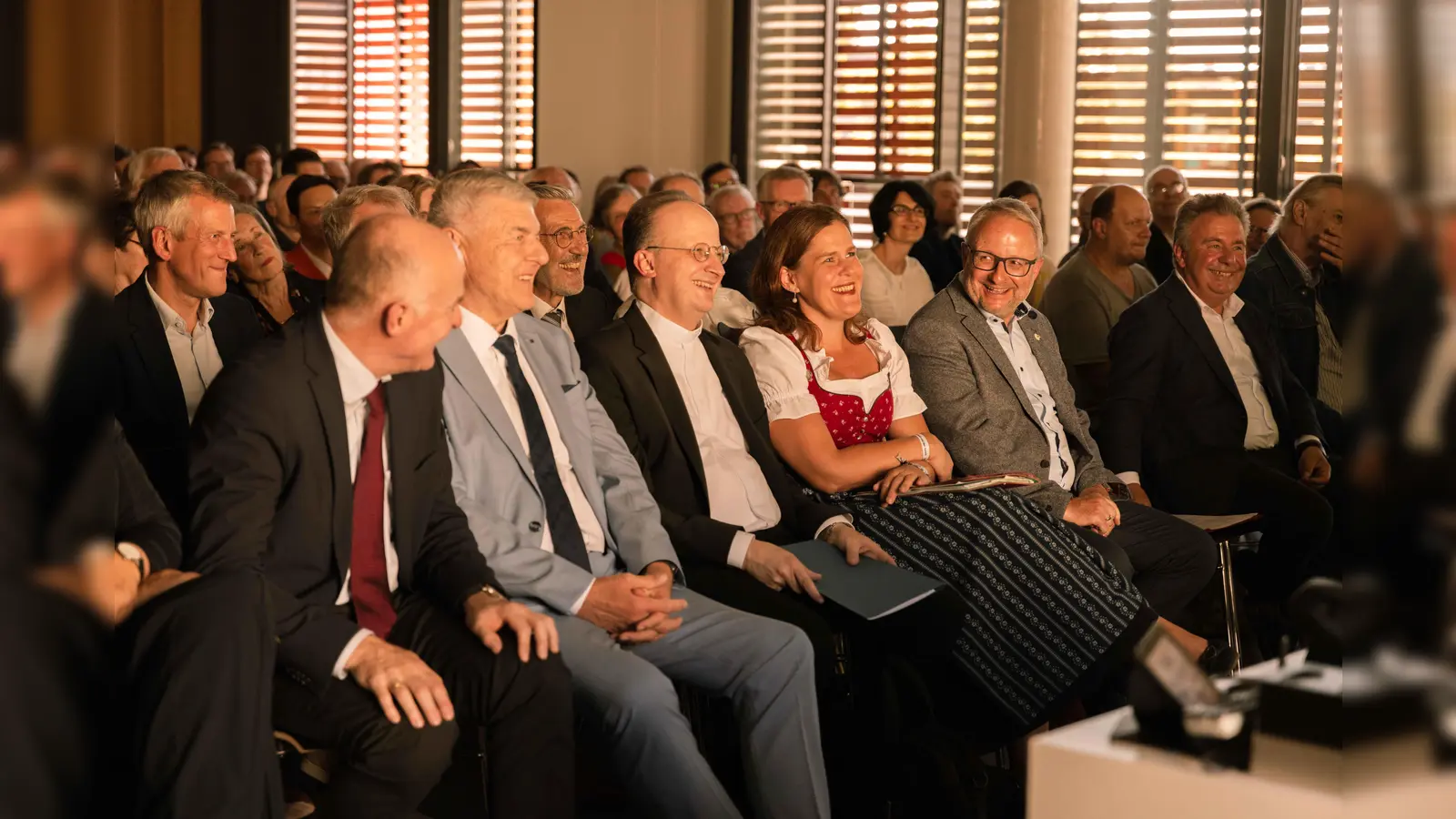 Beim Festakt zum 75. Jubiläum freuten sich auch (v.l.) Diözesan-Caritasdirektor Prof. Dr. Hermann Sollfrank, der stellvertretende Bezirkstagspräsident Michael Asam, Generalvikar des Erzbistums München und Freising Christoph Klingan, Bürgermeisterin Verena Dietl, Michael Auer (Mitglieder der Geschäftsleitung des kmfv) und Prof. Der. Peter Franz Lenninger (Vereinsratsvorsitzender des kmfv). (Foto: Özgün Turgut)