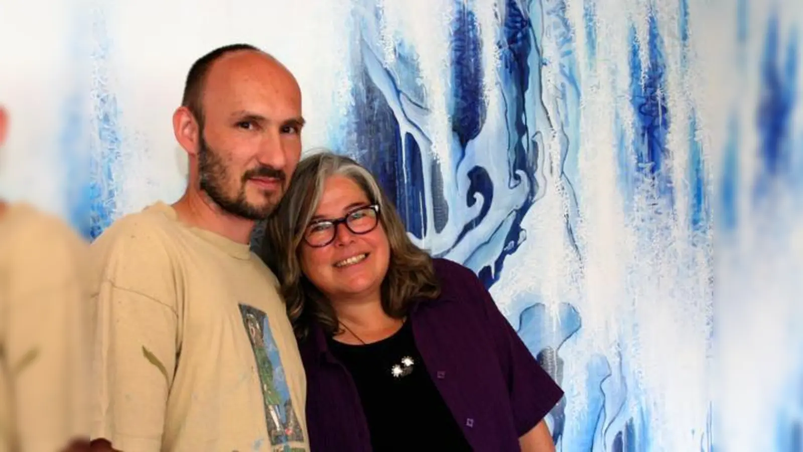 Z-Rok, alias Wolfgang Lehnerer, und Sozialpädagogin Astrid Weindl fördern im Jugendkulturhaus Färberei unter anderem Graffiti-Kunst.  (Foto: Kirsten Ossoinig)