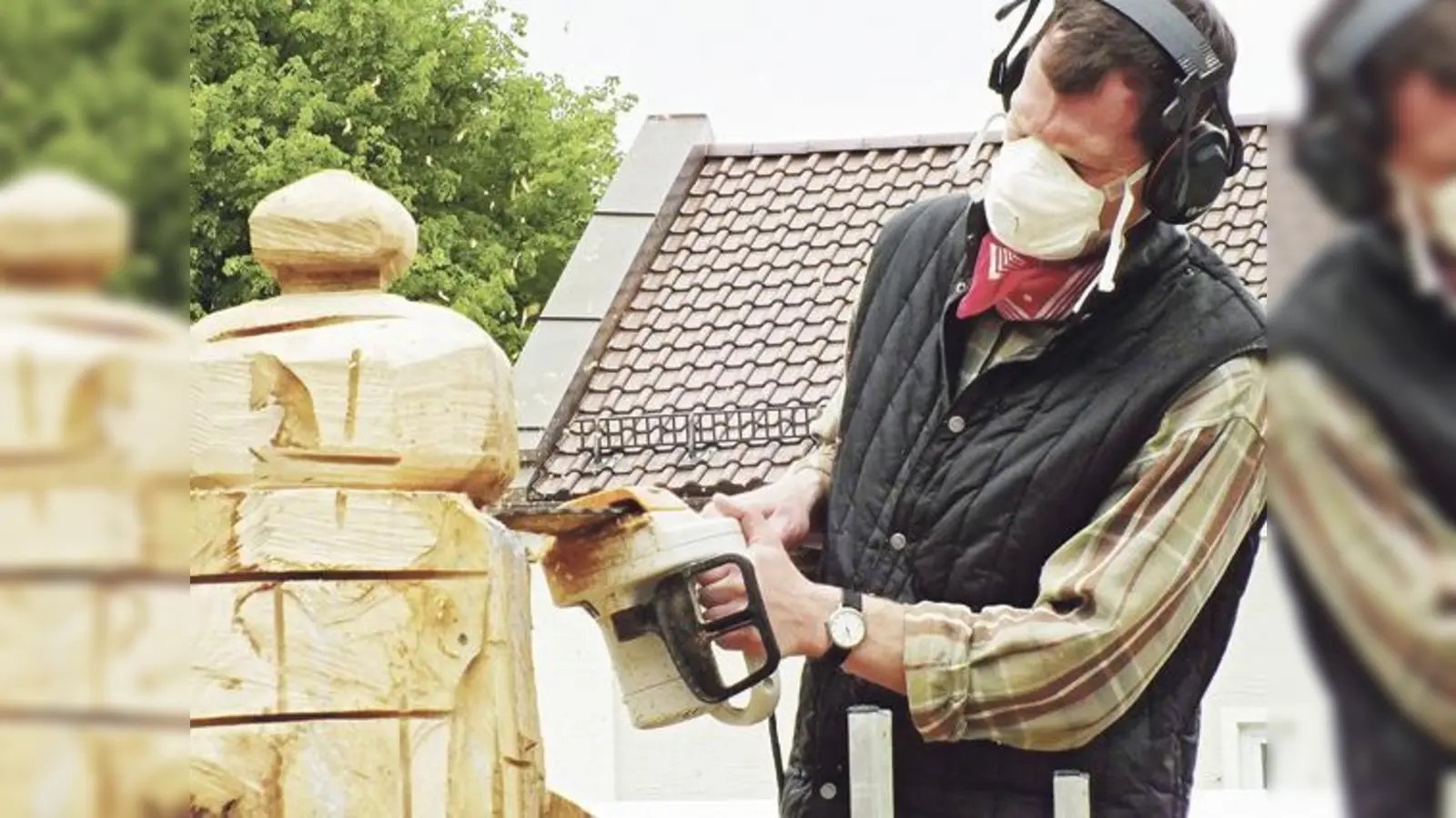 Laut ist es in Oberding: Die Holzbildhauer zeigen, dass man mit der Kettensäge nicht bloß Bäume fällen kann.	 (Foto: kw)