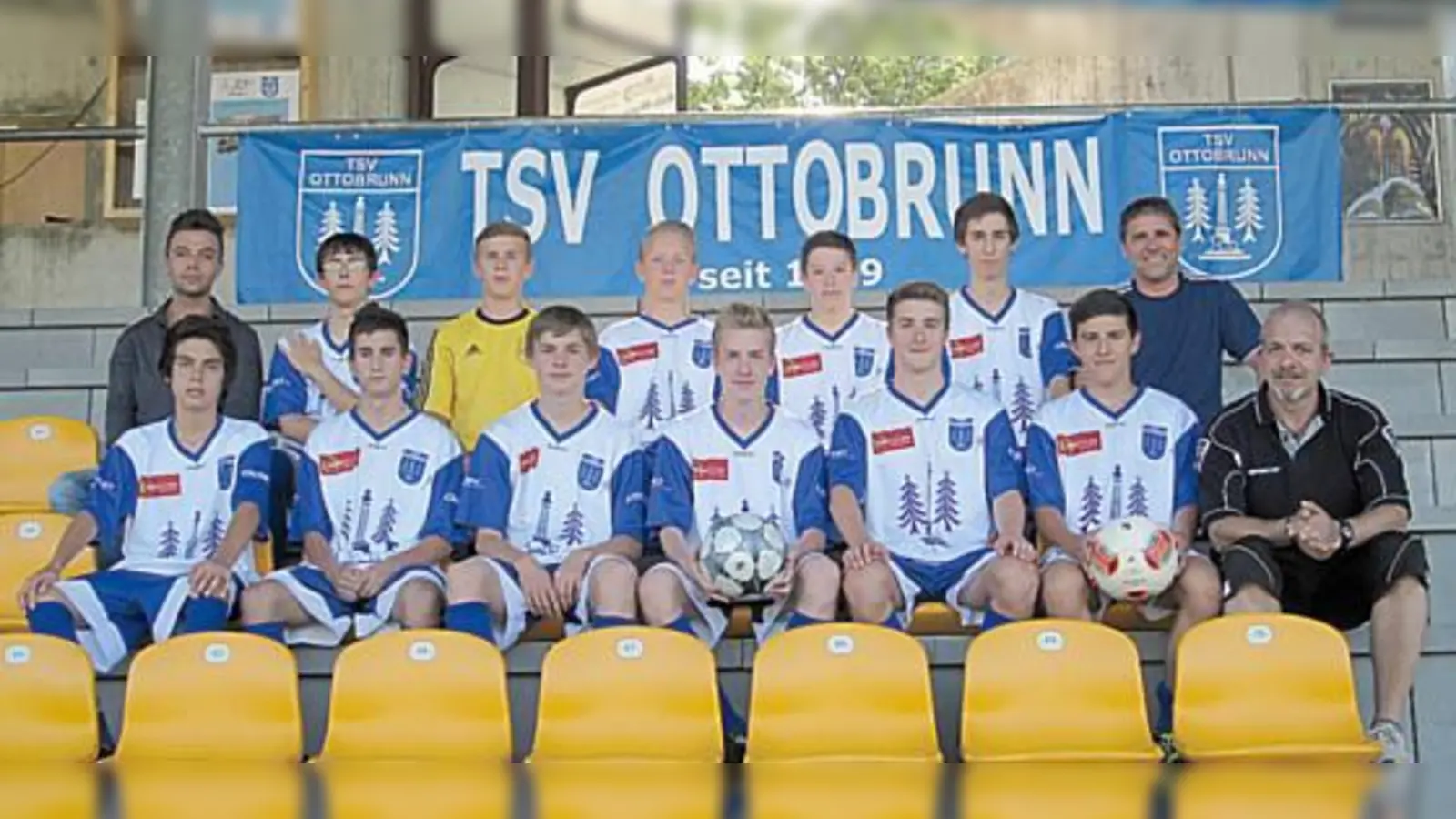 Die B-Jugend mit ihrem Sponsor Cihan Akbay (oben links), dem Inhaber der Fahrschule DriverClub44.  (Foto: TSV)