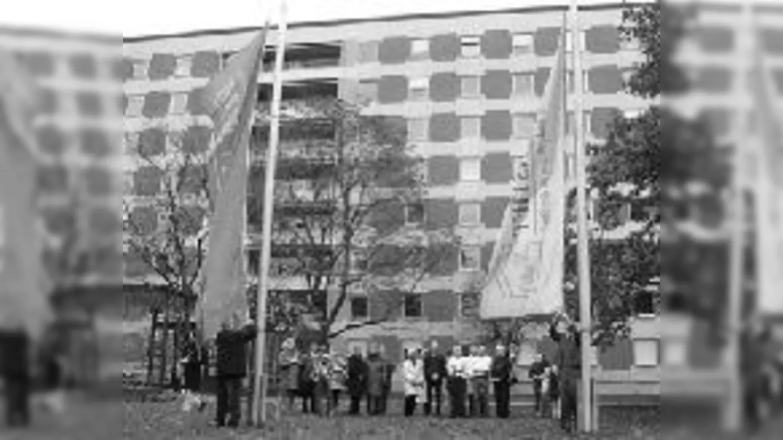 Bewegender Moment: nach einer Ansprache von Leiterin Elisabeth Proch wurden die Fahnen vor dem Effnerheim eingeholt.	  (Foto: ms)