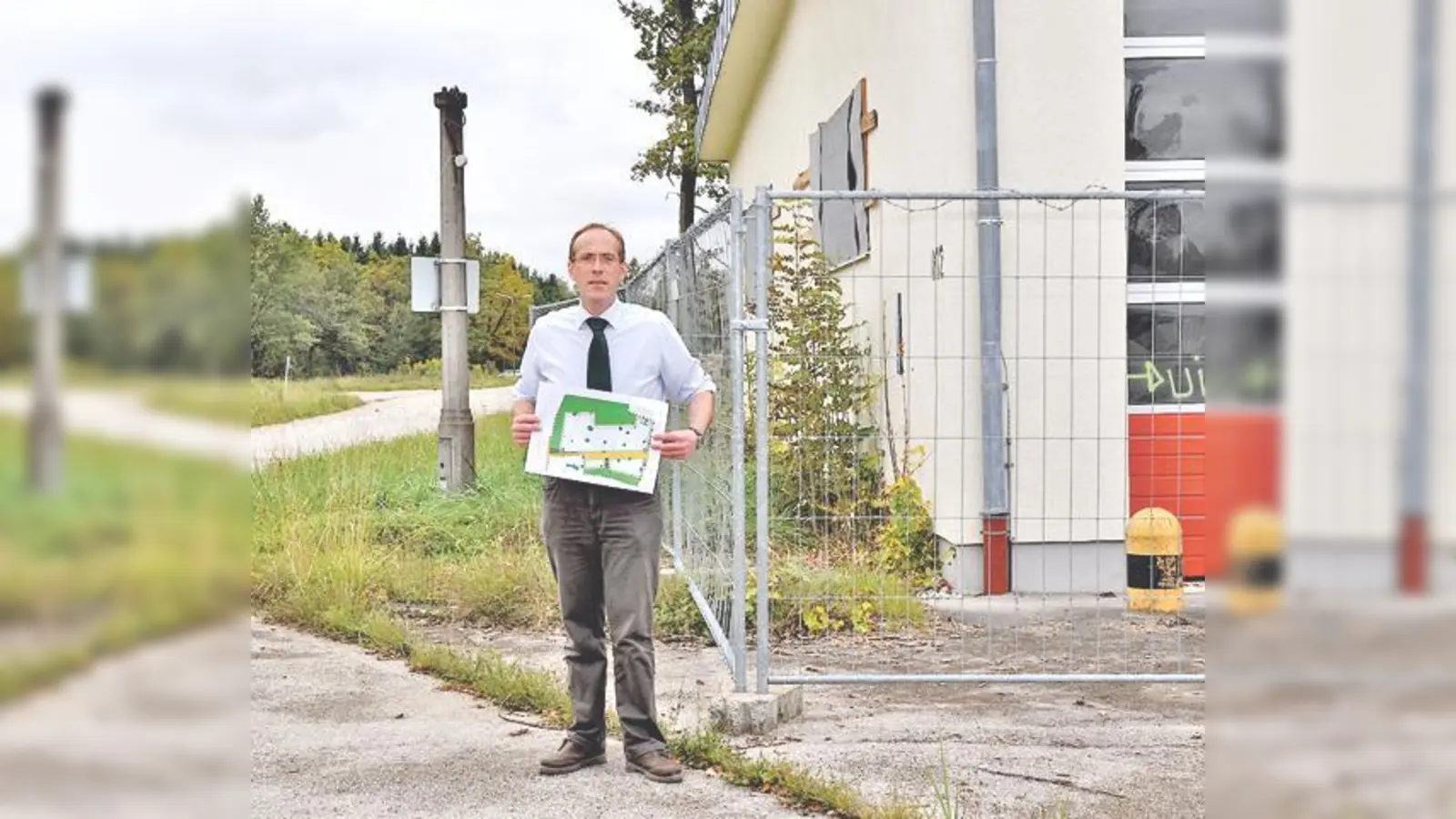 Bürgermeister Dr. Stefan Straßmair mit dem Plan für das neue Gewerbegebiet auf dem Areal in der Muna.	 (Foto: Schwarz-Mehrens)