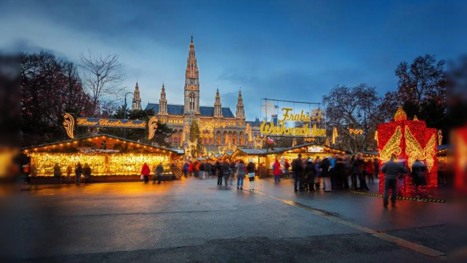 Weihnachtsstimmung auf dem Christkindlmarkt vor dem Rathaus in Wien. (Foto: Bild: fotolia.com - sborisov)
