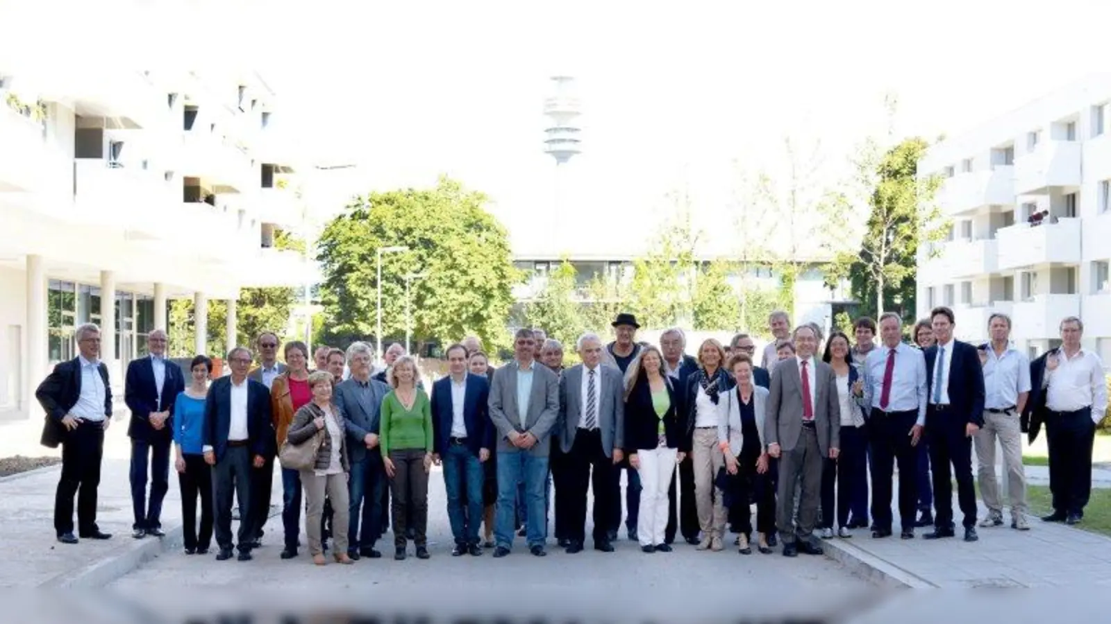 Teilnehmer aus den Aufsichtsräten der GEWOFAG und der GWG<br>München sowie dem Stadtrat machten sich vor Ort einen Eindruck von den Bauprojekten. (Foto: GEWOFAG)