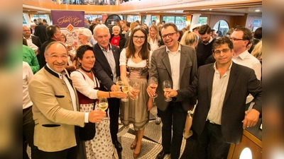Landrat Karl Roth, Kulturreferentin Barbara Beck, Haßlochs Bürgermeister Lothar Lorch, Weinprinzessin Katharina Weisbrodt, Christoph Winkelkötter (gwt) und der Geschäftsführer der Deutschen Weinstraße Gunter Steuer bei der Weindegustation. (Foto: LRA Starnberg)