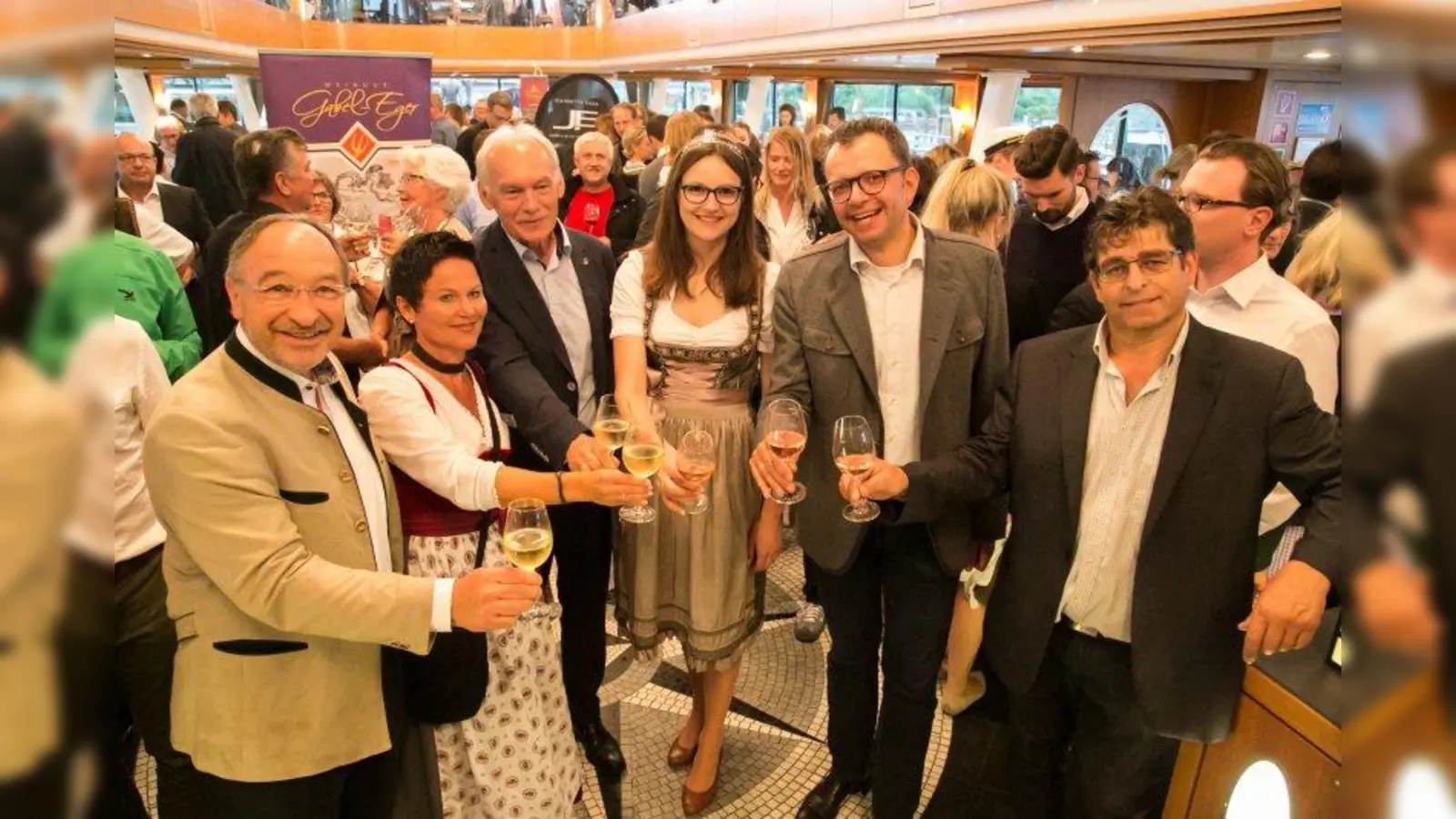 Landrat Karl Roth, Kulturreferentin Barbara Beck, Haßlochs Bürgermeister Lothar Lorch, Weinprinzessin Katharina Weisbrodt, Christoph Winkelkötter (gwt) und der Geschäftsführer der Deutschen Weinstraße Gunter Steuer bei der Weindegustation. (Foto: LRA Starnberg)