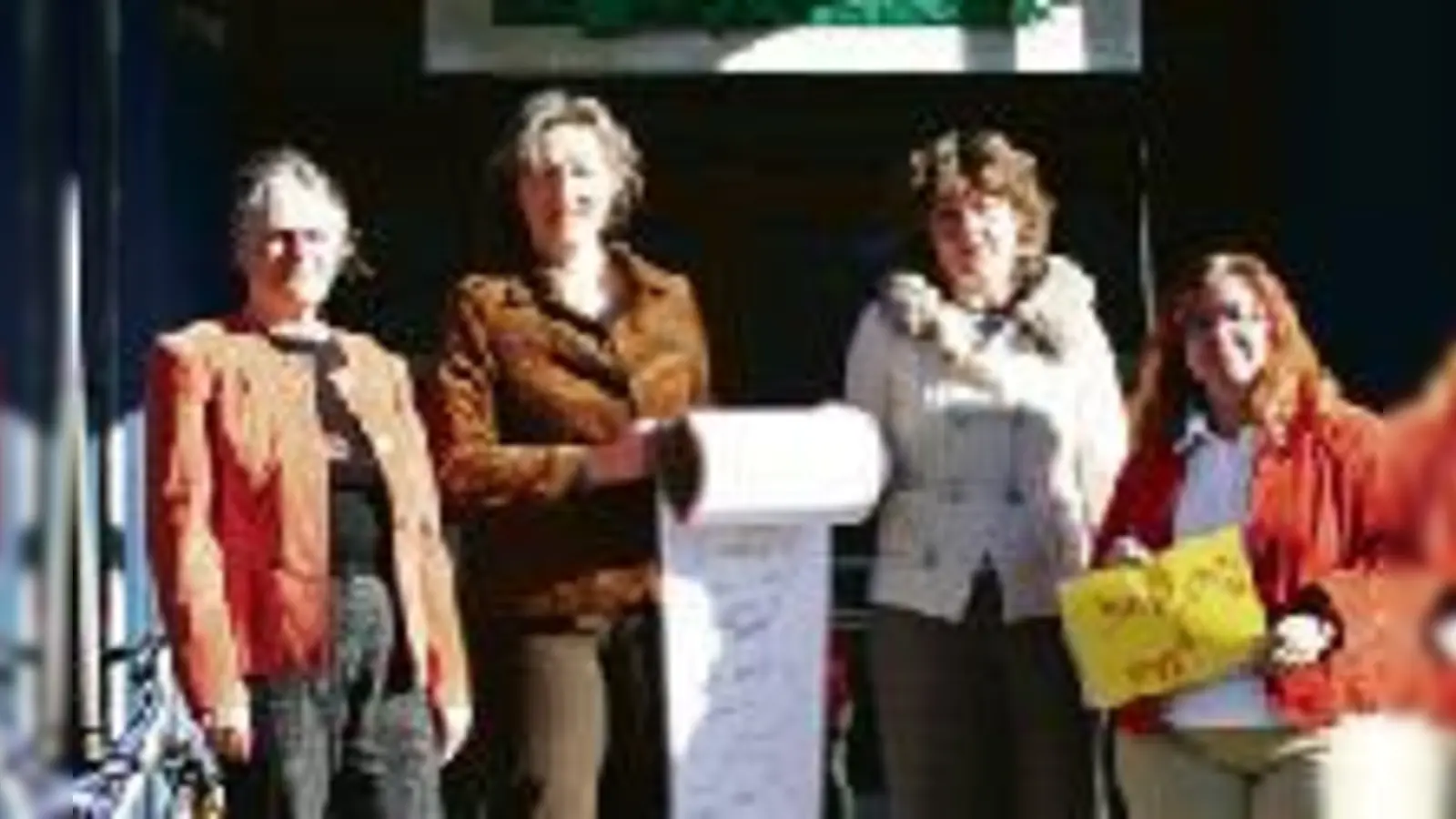 Die Organisatorinnen mit gebastelten Sprechblasen von Frauen ausländischer Herkunft, die den Weltfrauentag mitgestalten. (Foto: wei)