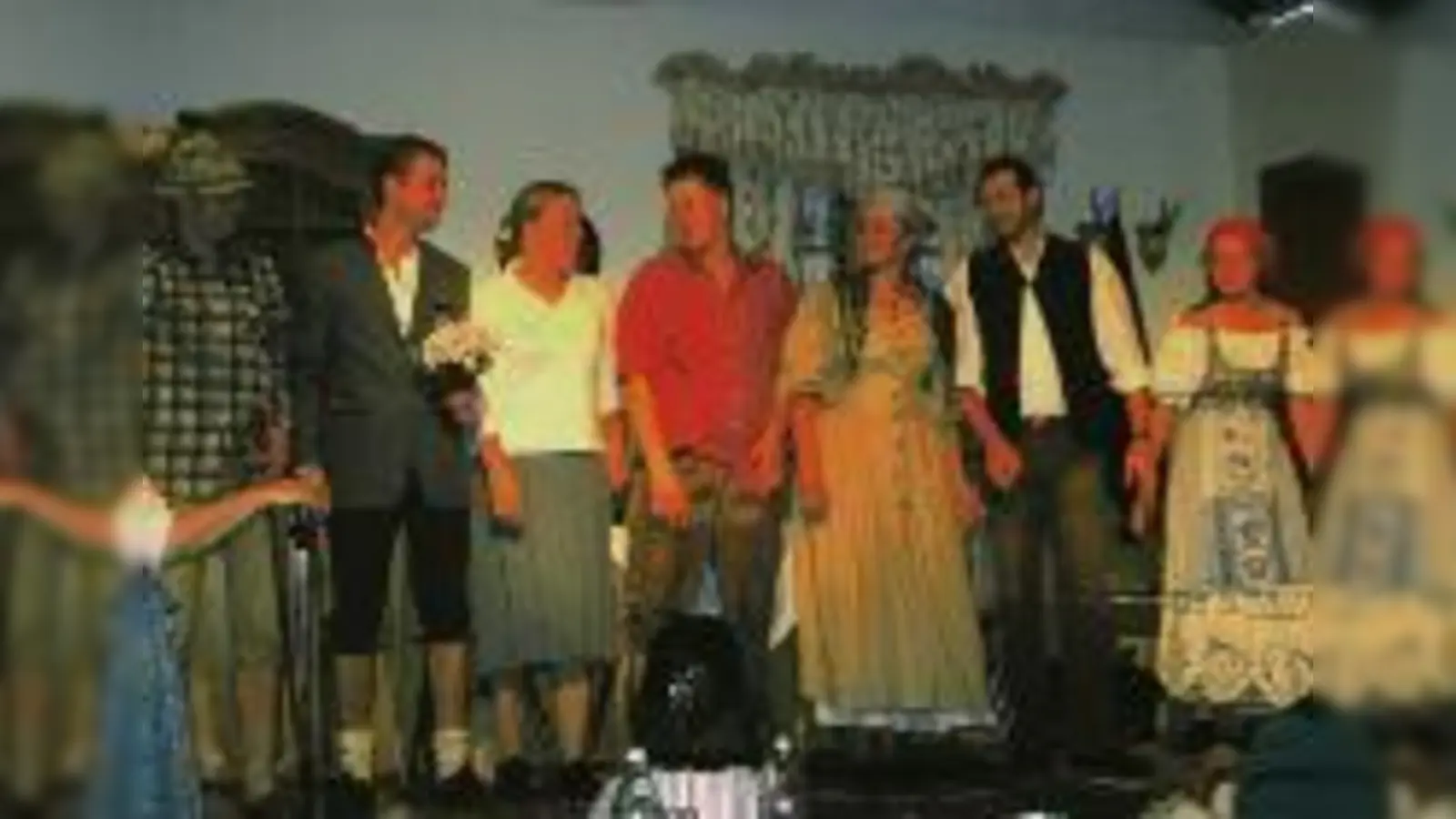 Schützen beim bayerischen Lustspiel: Thomas Neugebauer, Matthias Neugebauer, Stephanie Drücker, Daniel Drücker, Sabine Stichlmayr, Christian Schön, Theresa Stocker (v.li. nach re.). 	 (Foto: Verein)