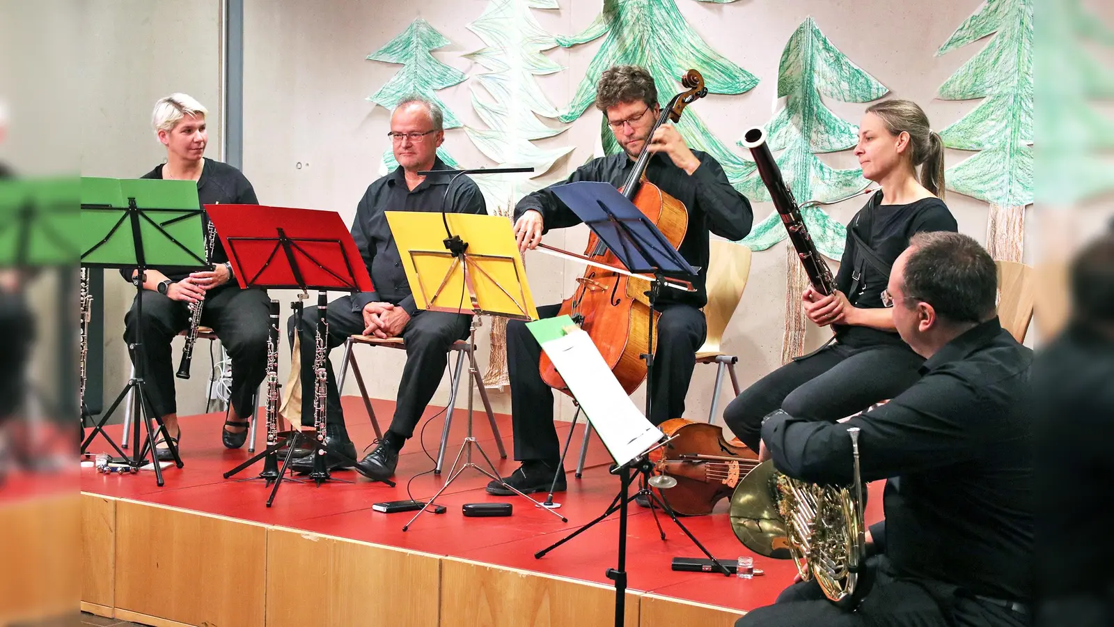 Kinderkonzert des Kulturfördervereins Würmtal: Felix Stross (Mitte) organisierte die „Klassik für Kinder” und holte dafür das Kindermusiktheater nach Planegg und Gräfelfing. (Foto: us)