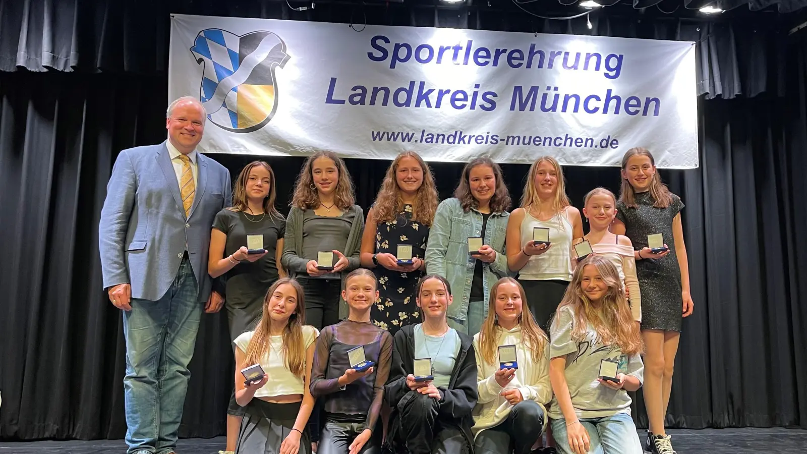Die Funky Minis des Tanzsportvereins Taufkirchen wurden mit Goldmedaillen von Landrat Christoph Göbel ausgezeichnet. (Foto: hw)