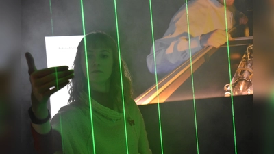 Die Ausstellung erklärt die Arbeit der Laserforscher an der LMU und der TUM. Hier erfahren Besucher, wie man mit ultrakurzen Lichtblitzen Elektronen fotografiert und wie man auf einer "Laser-Harfe" spielt. (Foto: Daniel Mielcarek)