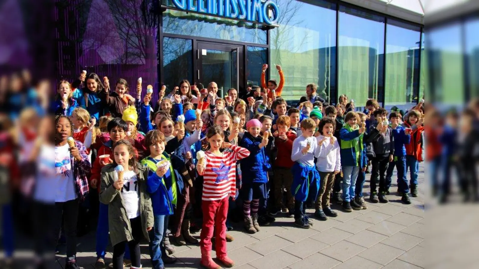 Bei strahlendem Sonnenschein konnten sich die Viertklässler der Oselschule über leckeres Eis und Gutscheine als Anerkennung für die vielen tollen Bilder beim Schülermalwettbewerb freuen. (Foto: us)