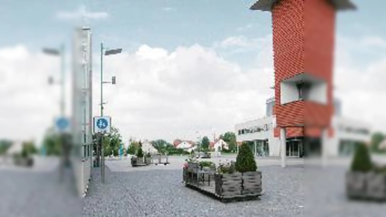Sorgenkind Rathausplatz: Der Wind peitscht über die Fläche und das pulsierende Leben fehlt. (Foto: ba)