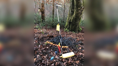 Bei den Seismikmessungen werden auch sogenannte Geophone eingesetzt. Im Grenzbereich verschiedener Gesteinsschichten in unterschiedlichen Tiefenlagen werden die Schallwellen reflektiert und von hochempfindlichen Erdmikrophonen, sogenannten Geophonen, an der Erdoberfläche aufgezeichnet (Foto: SWM)