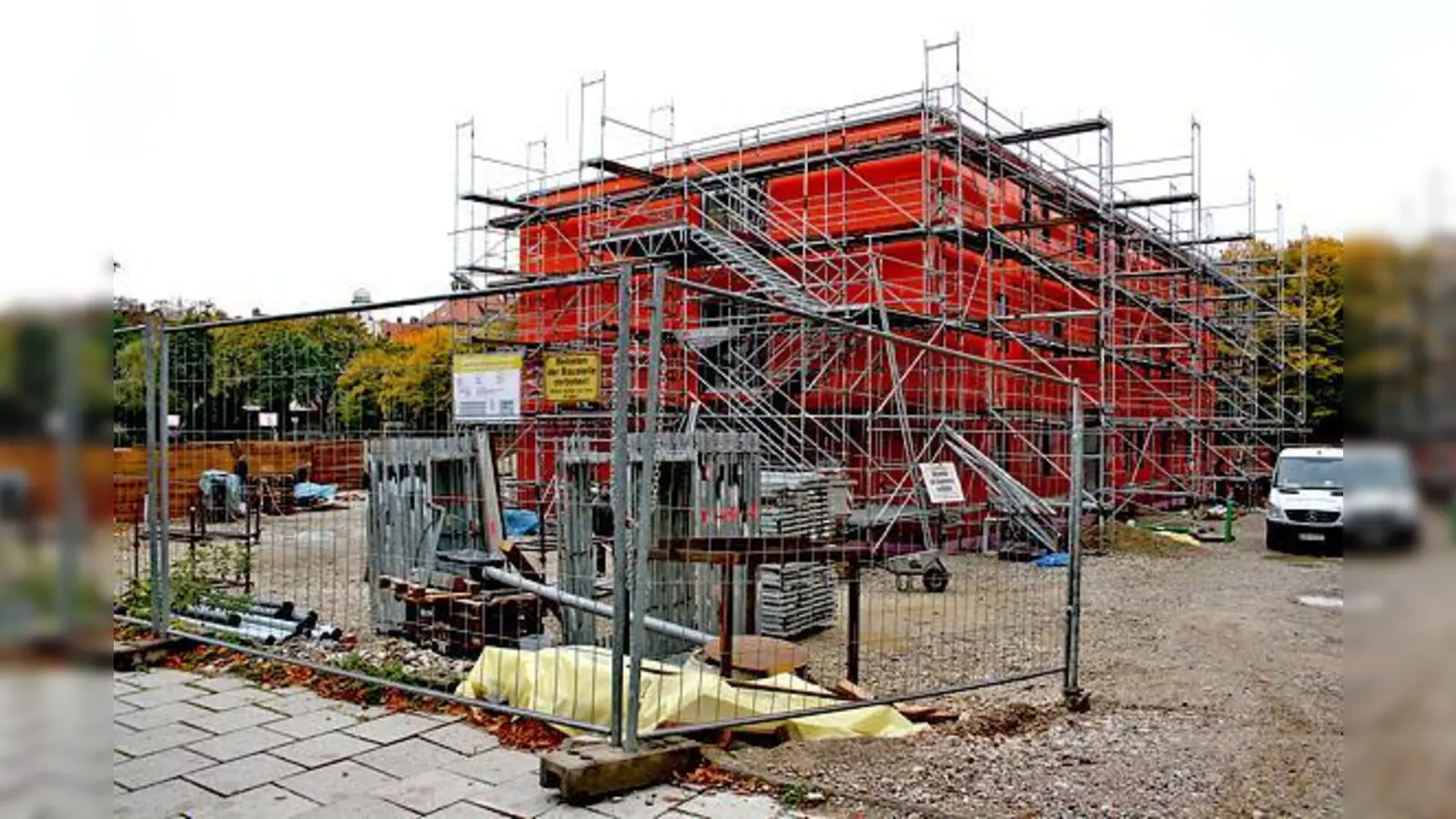 Eigentlich hätte der Schulpavillon (li.) an der Lucile-Grahn-Straße schon zum Schulbeginn nach den Sommerferien bezogen werden sollen. Nun soll die Inbetriebnahme nach den Herbstferien stattfinden. 	 (Foto: js)