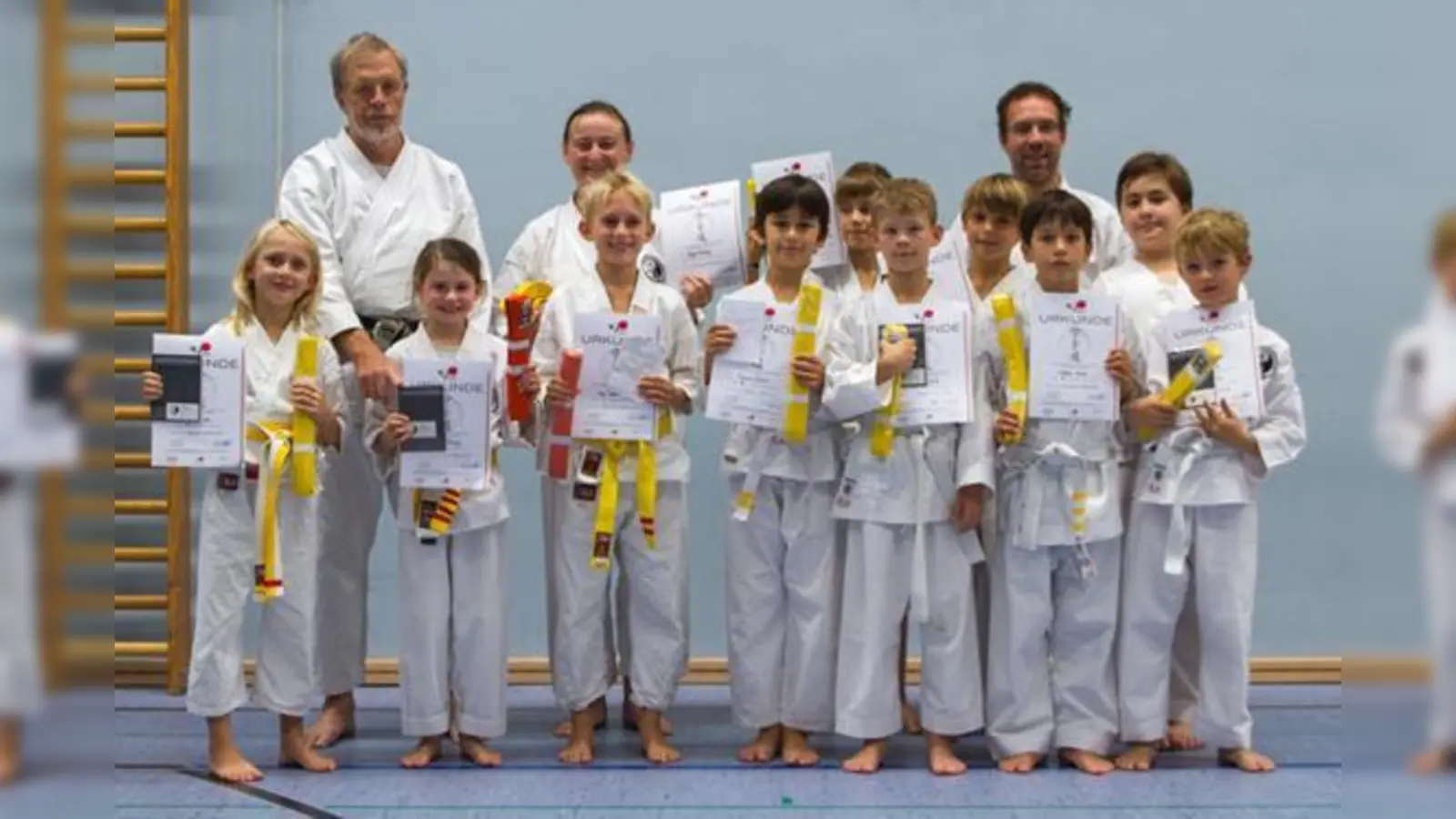 Bonsai (sieben bis zehn Jahre), mit den Prüfern Peter Henkel und Max Obermaier.  (Foto: Christian Killer)
